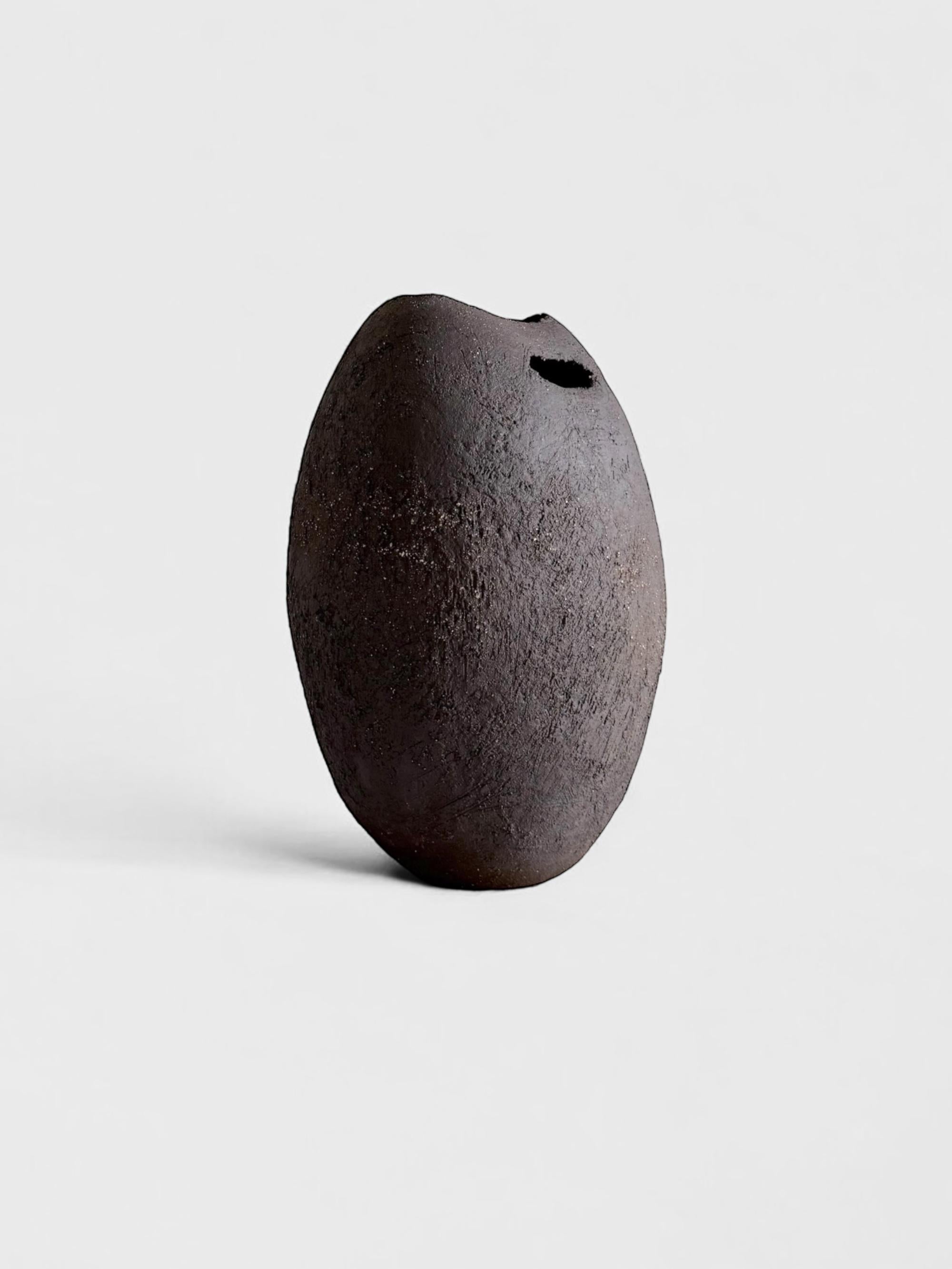Scultura in ceramica nera con texture, 2025 - 'Bucket' (secchio) in vendita 1