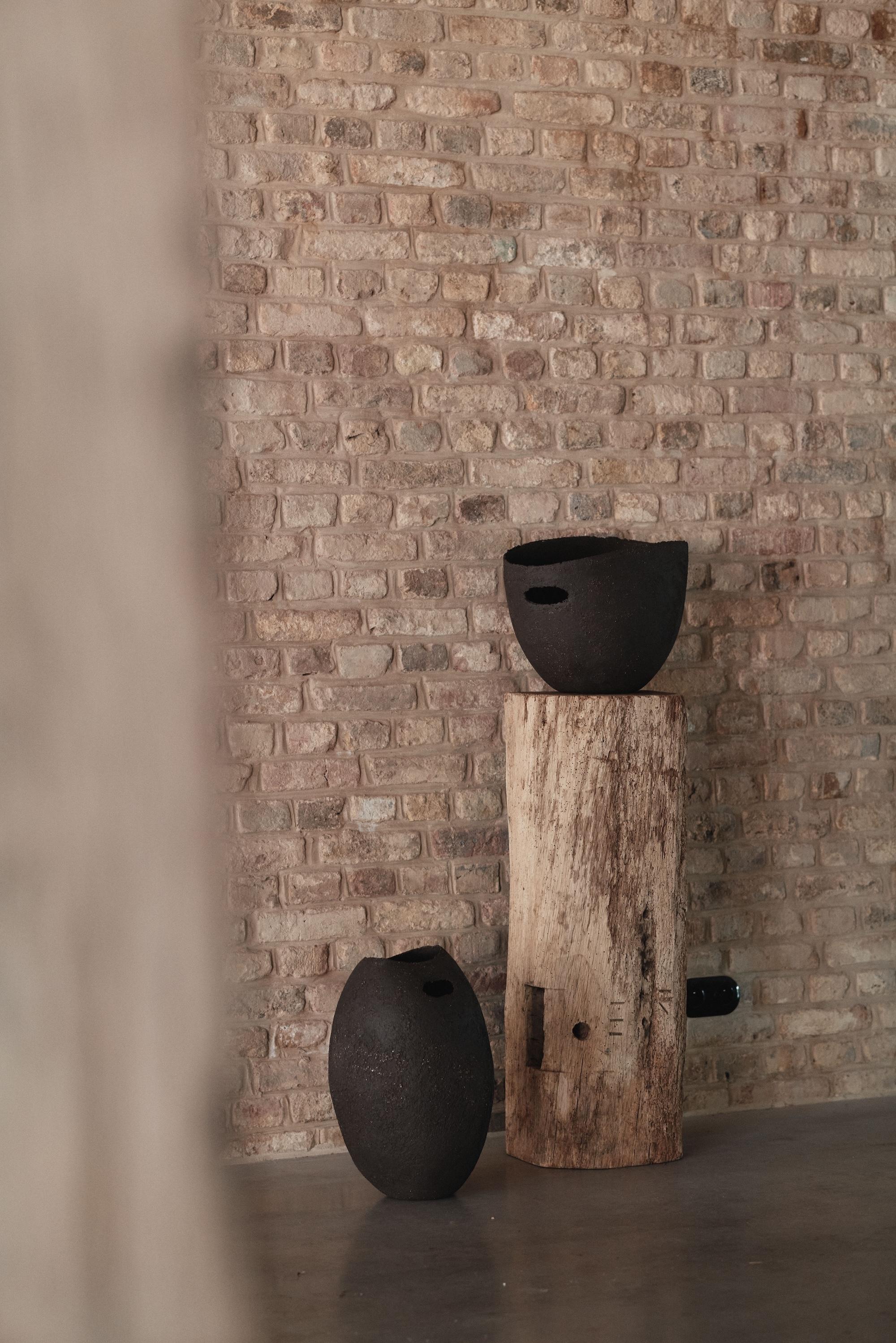 Scultura in ceramica nera con texture, 2025 - 'Bucket' (secchio) in vendita 4