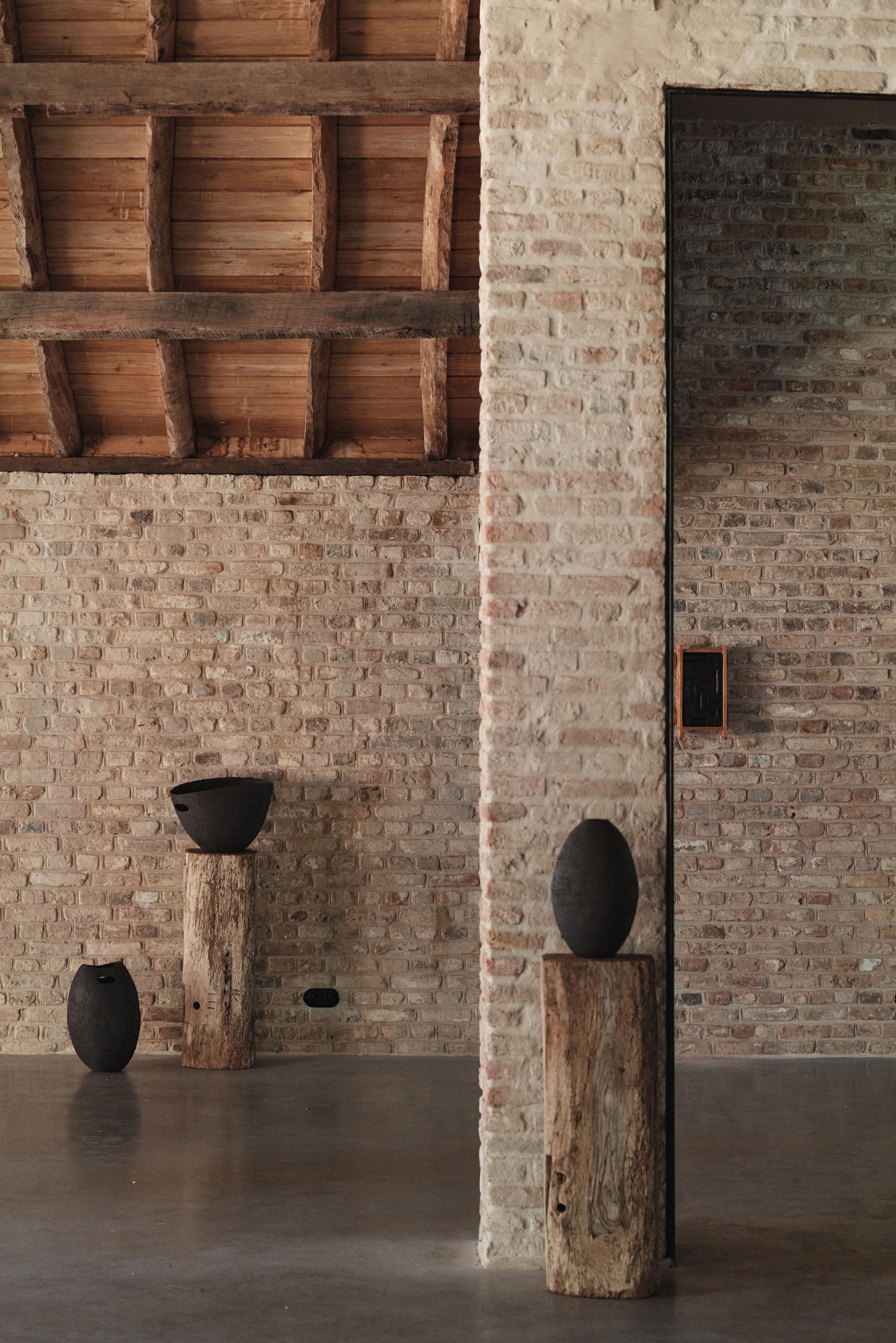 Scultura in ceramica nera con texture, 2025 - 'Bucket' (secchio) in vendita 5