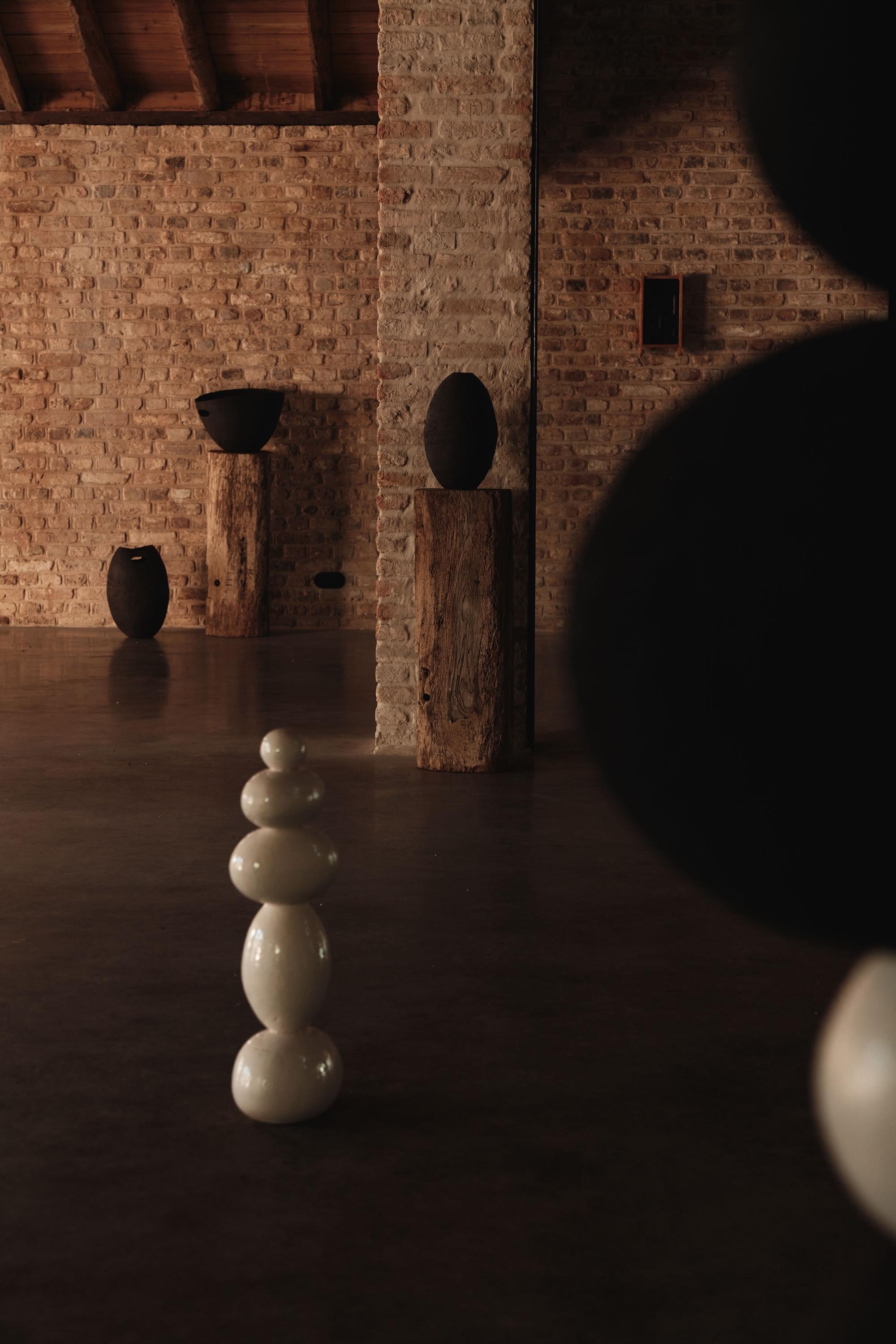 Scultura in ceramica nera con texture, 2025 - 'Bucket' (secchio) in vendita 6