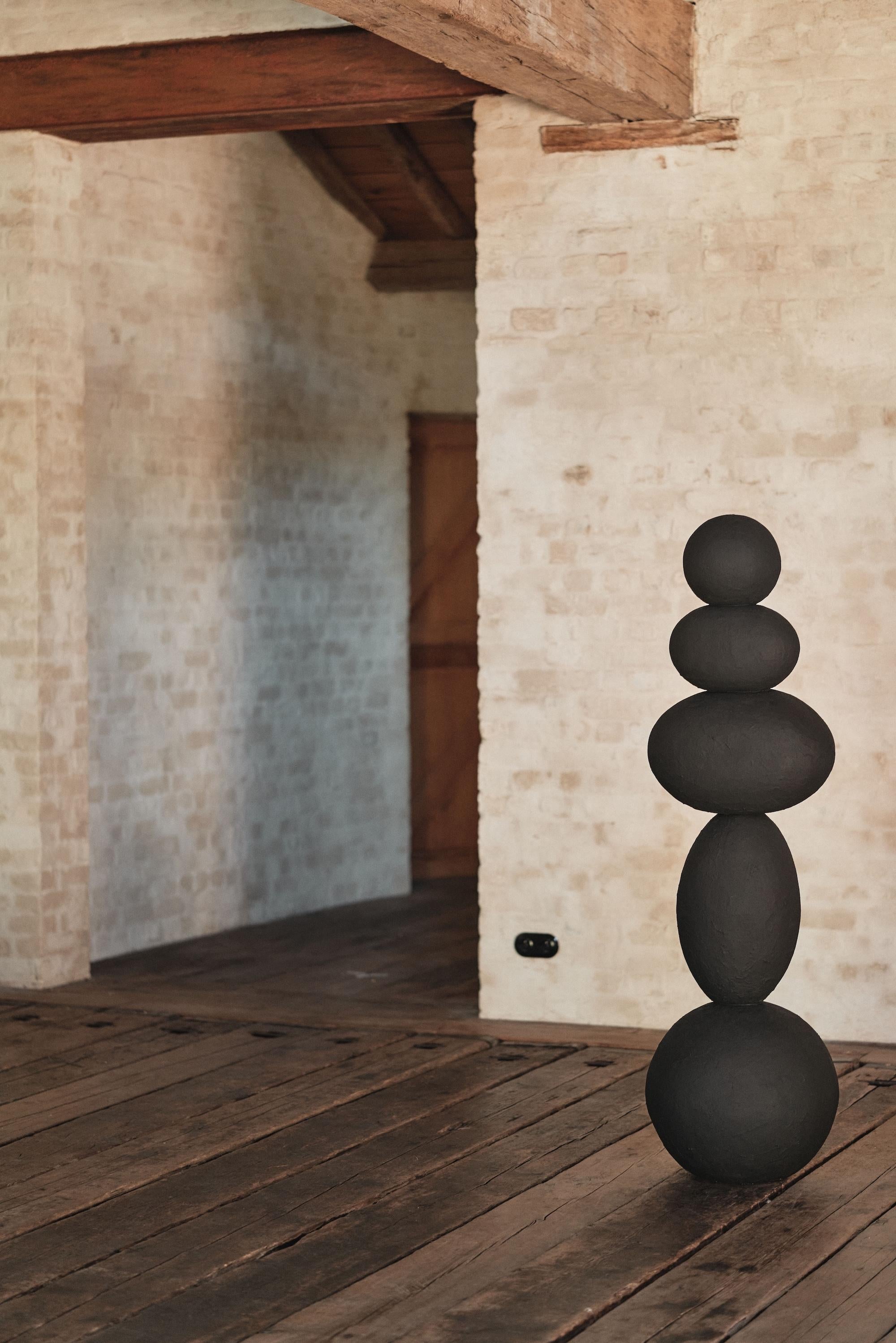 Scultura Totem Nera in Ceramica, 2025 - 'Zia tranquilla' - Mixed Media Art Contemporaneo di Laura Pasquino