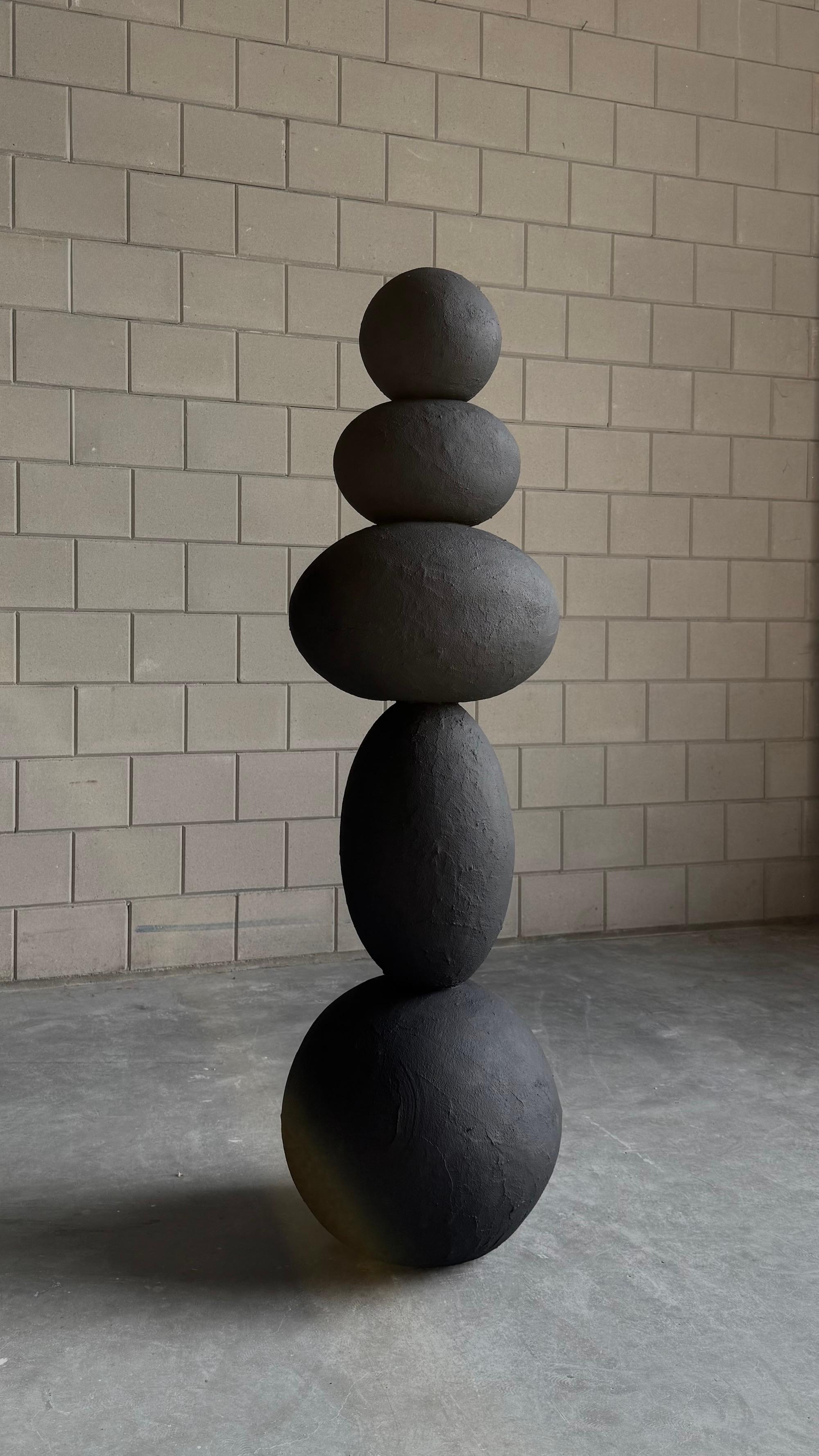 Scultura Totem Nera in Ceramica, 2025 - 'Zia tranquilla' in vendita 1