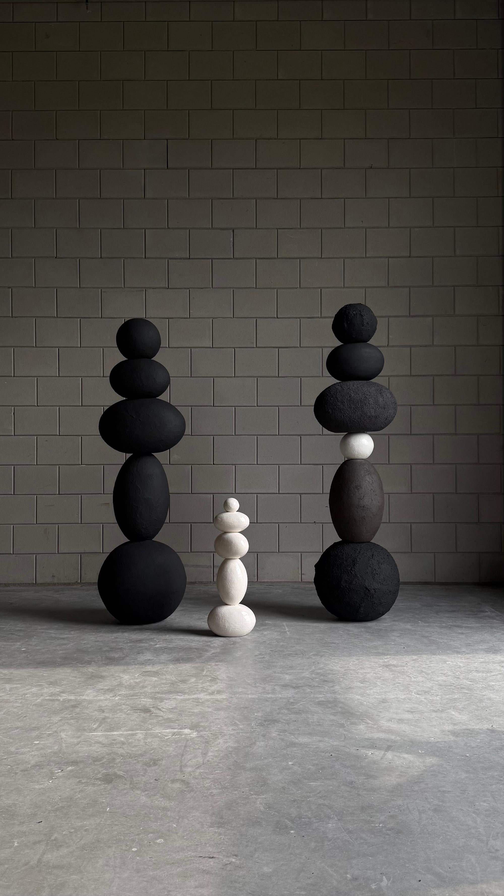 Scultura Totem Nera in Ceramica, 2025 - 'Zia tranquilla' in vendita 2