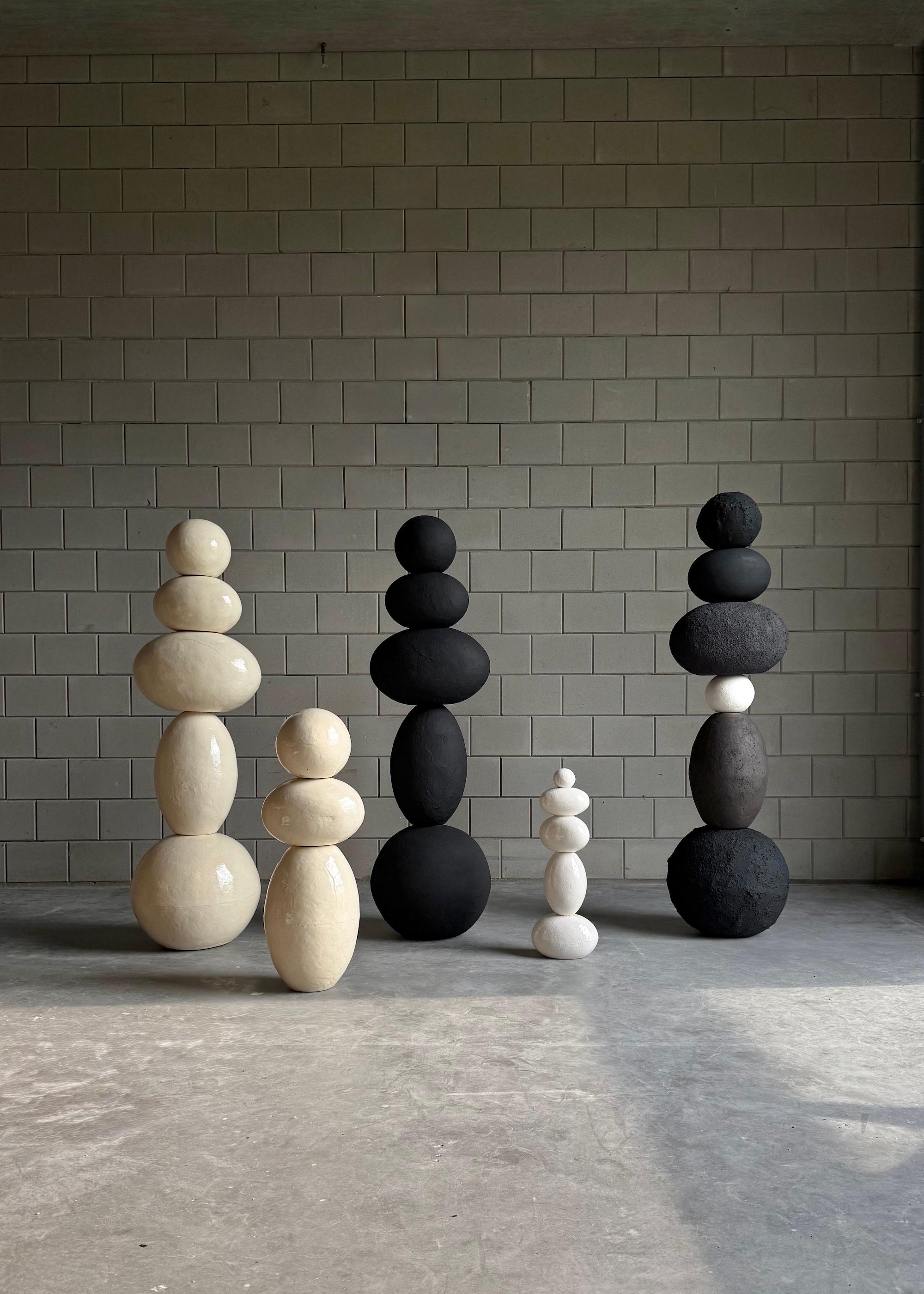 Scultura Totem Nera in Ceramica, 2025 - 'Zia tranquilla' in vendita 3