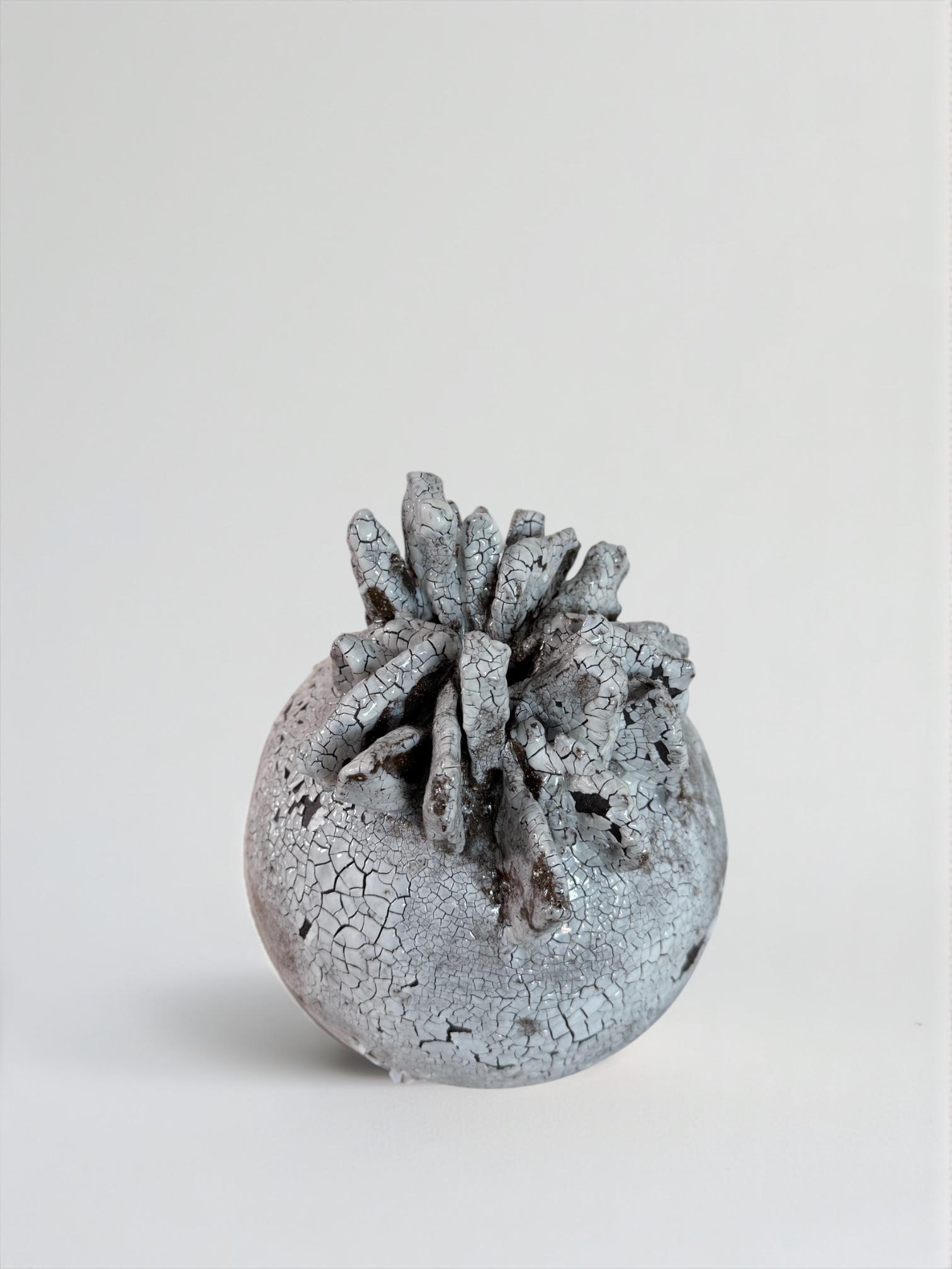 Braune und weiße Keramikskulptur, Laura Pasquino - 'Crest 5' im Angebot 2