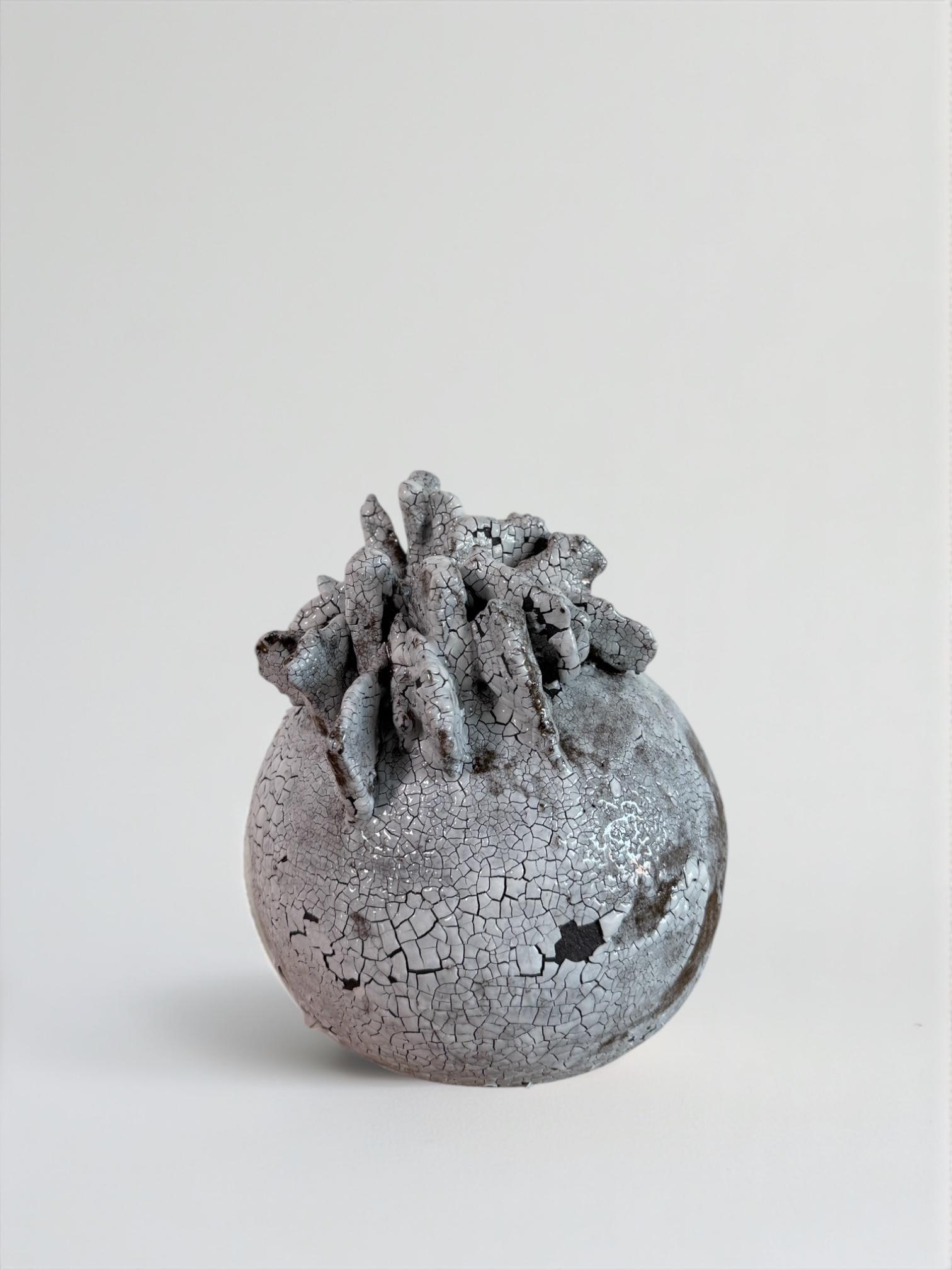 Braune und weiße Keramikskulptur, Laura Pasquino - 'Crest 5' im Angebot 4