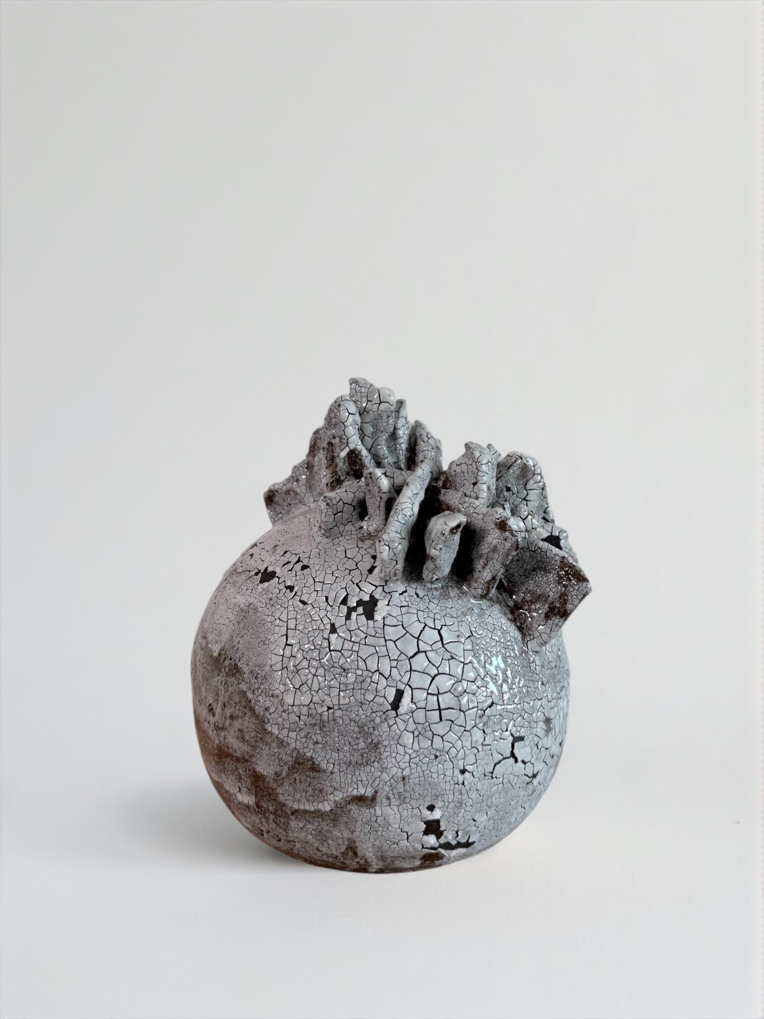 Braune und weiße Keramikskulptur, Laura Pasquino - 'Crest 5' im Angebot 5