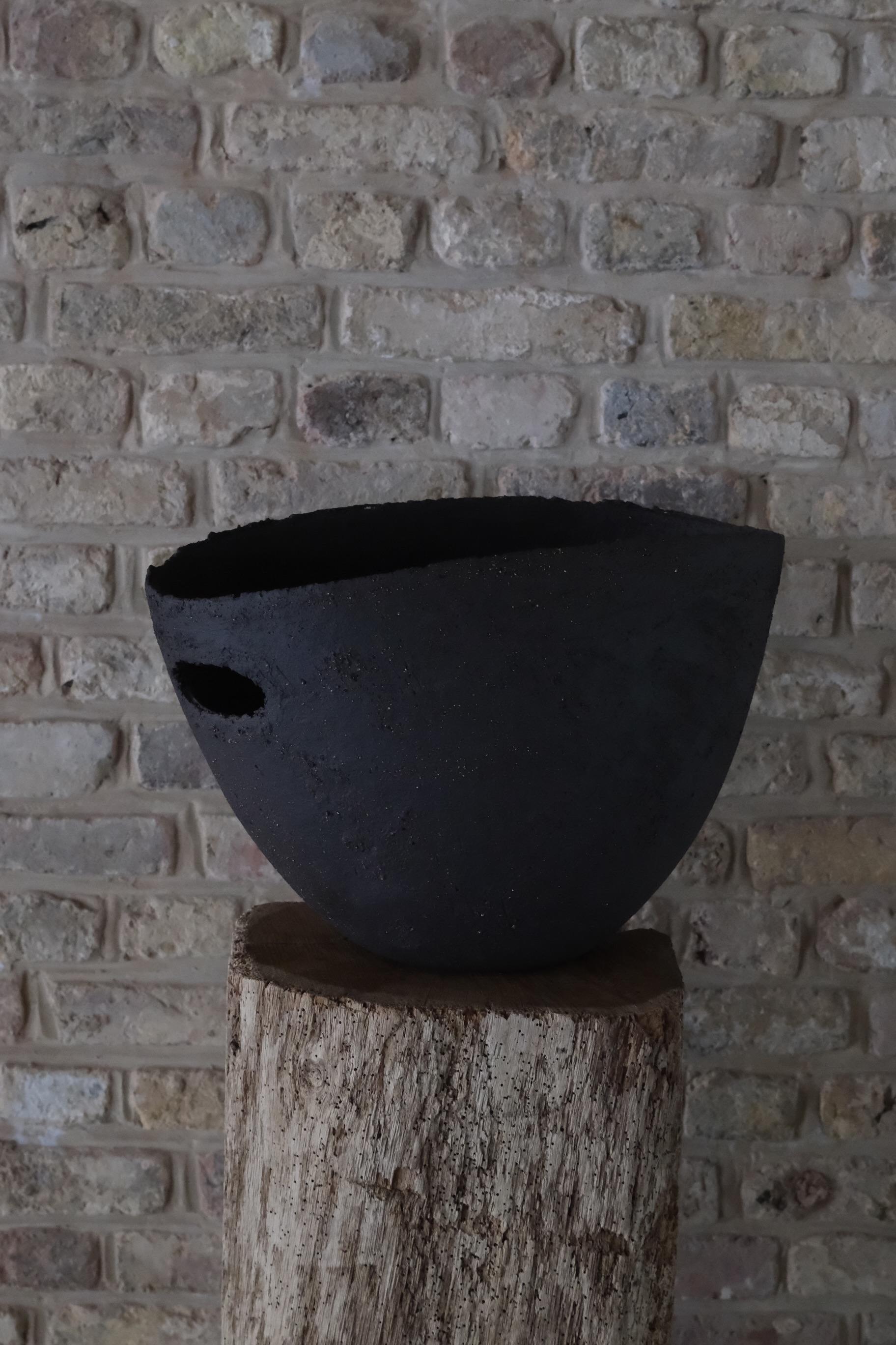 Dunkle Keramik-Skulptur mit Textur, 2025 - 'Kohlenschütte' – Sculpture von Laura Pasquino
