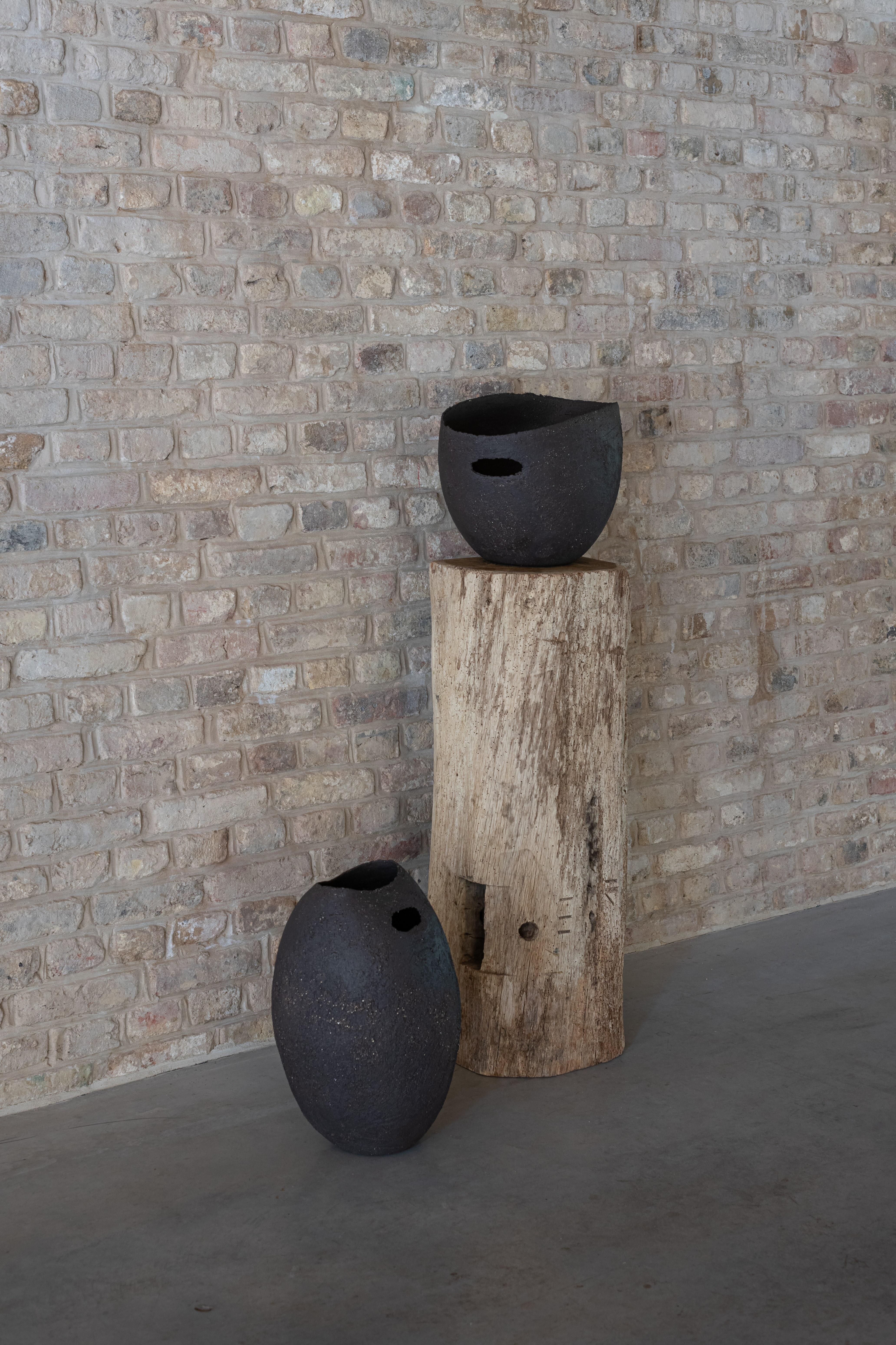 Escultura de cerámica oscura con textura, 2025 - 'Escombrera de carbón'