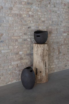 Sculpture en céramique foncée avec texture, 2025 - 'Coal scuttle' (sabordage de charbon)