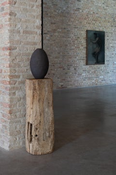 Escultura de cerámica oscura con textura, Laura Pasquino 'Tarro'