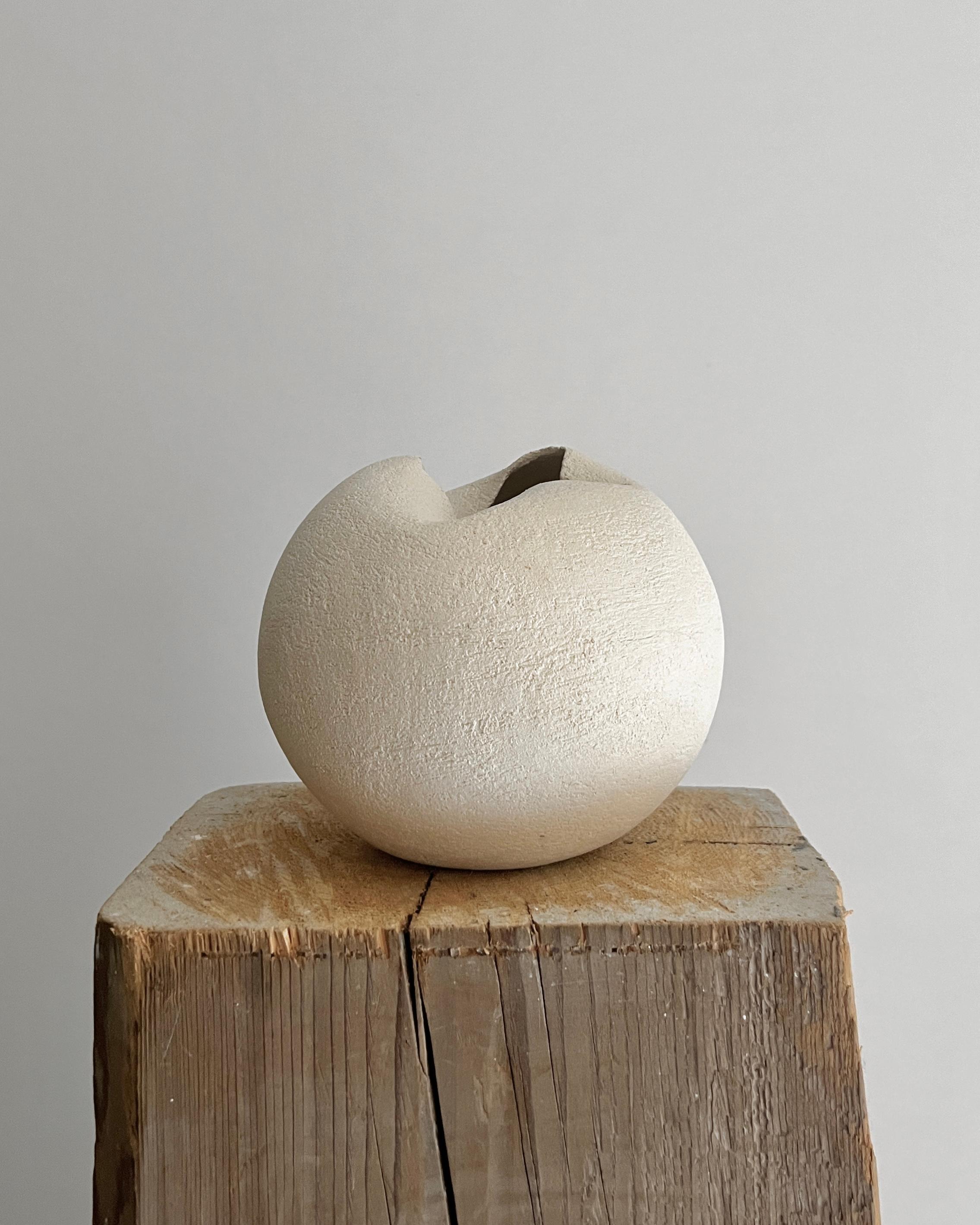 Small Contemporary White Ceramic Sculpture, 2024 - 'Divide Sculpture 3' - Gray Abstract Sculpture by Laura Pasquino