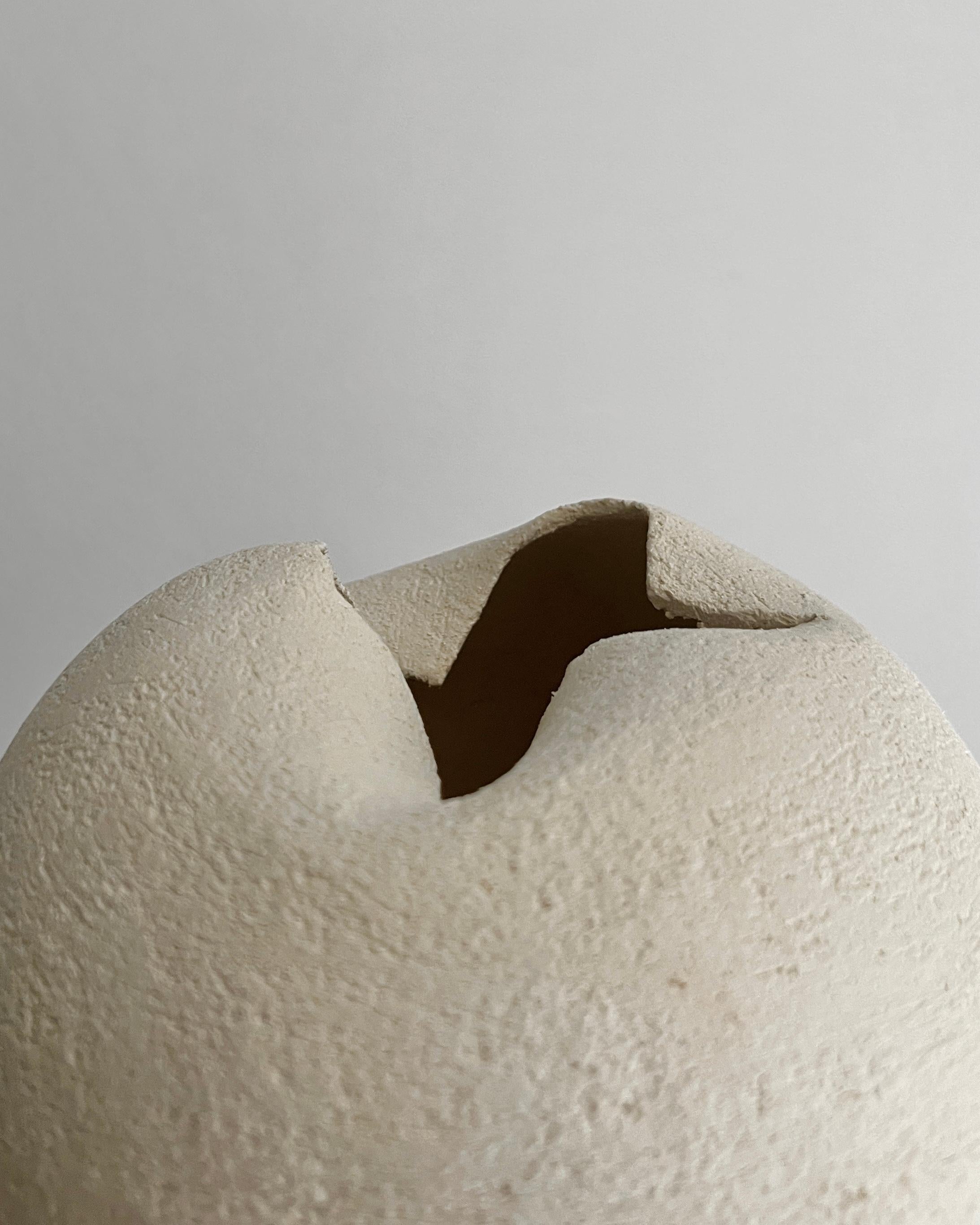 Drawing inspiration from ancient ceramic traditions, including Korean pottery and the Japanese wabi-sabi aesthetic, Laura Pasquino (Grège Gallery) explores the beauty of imperfection and the expressive power of organic forms. 