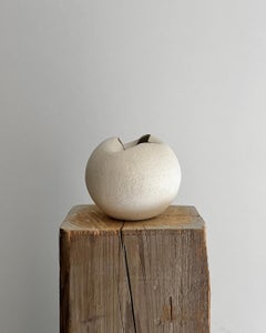 Piccola scultura contemporanea in ceramica bianca, 2024 - 'Divide Sculpture 3'
