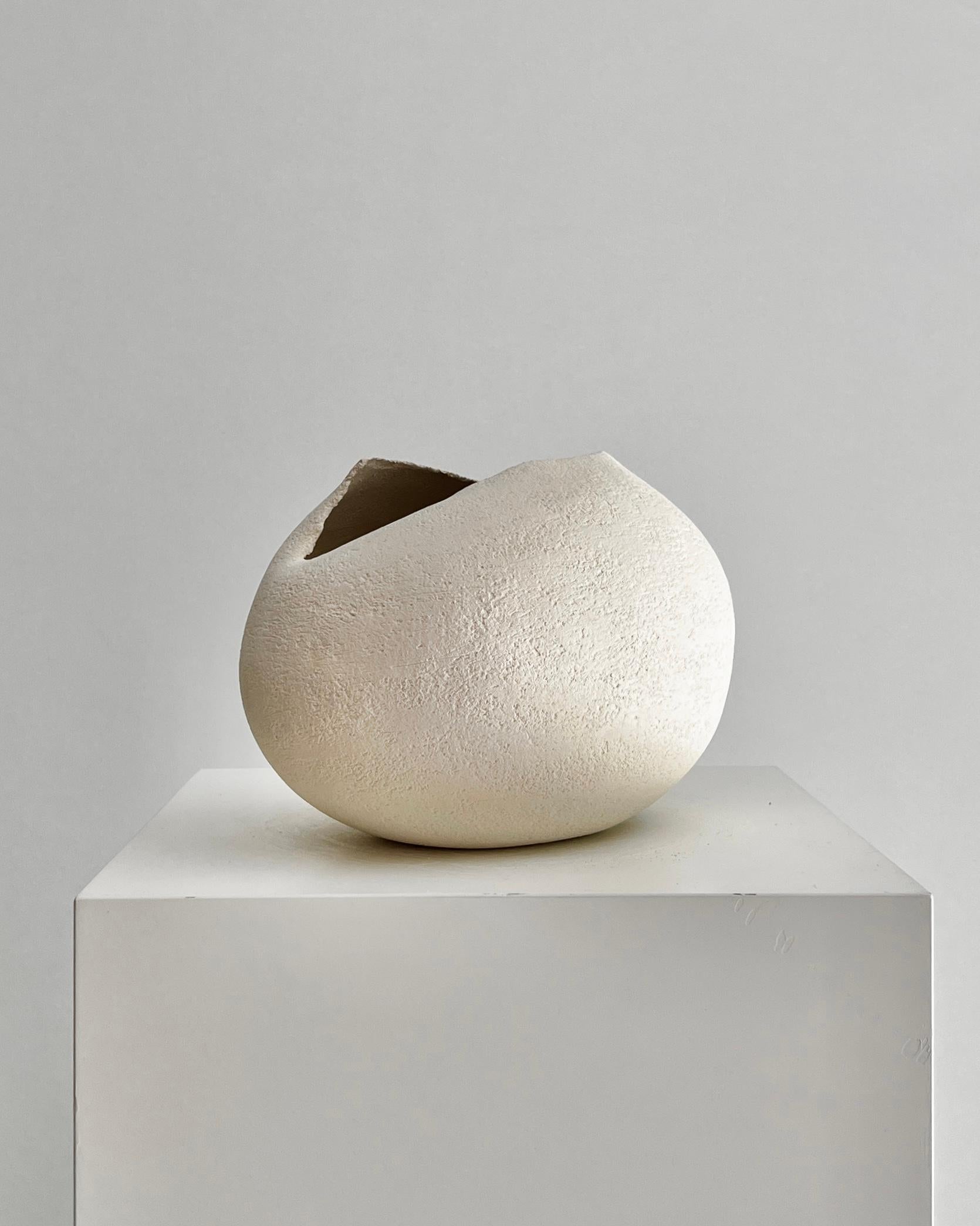 Piccola scultura contemporanea in ceramica bianca, 2024 - 'Colomba' - Sculpture di Laura Pasquino