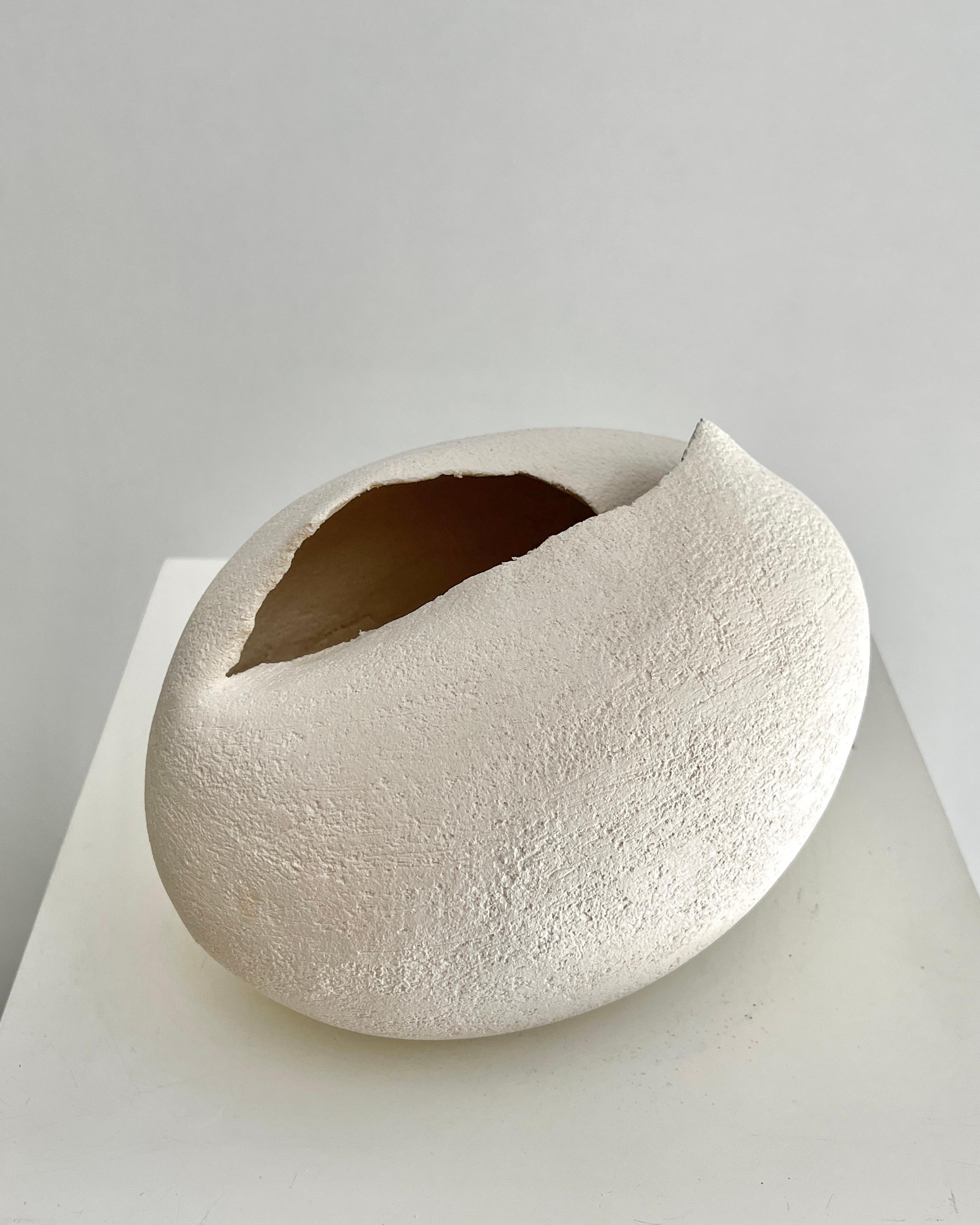 Piccola scultura contemporanea in ceramica bianca, 2024 - 'Colomba' - Sculpture Contemporaneo di Laura Pasquino