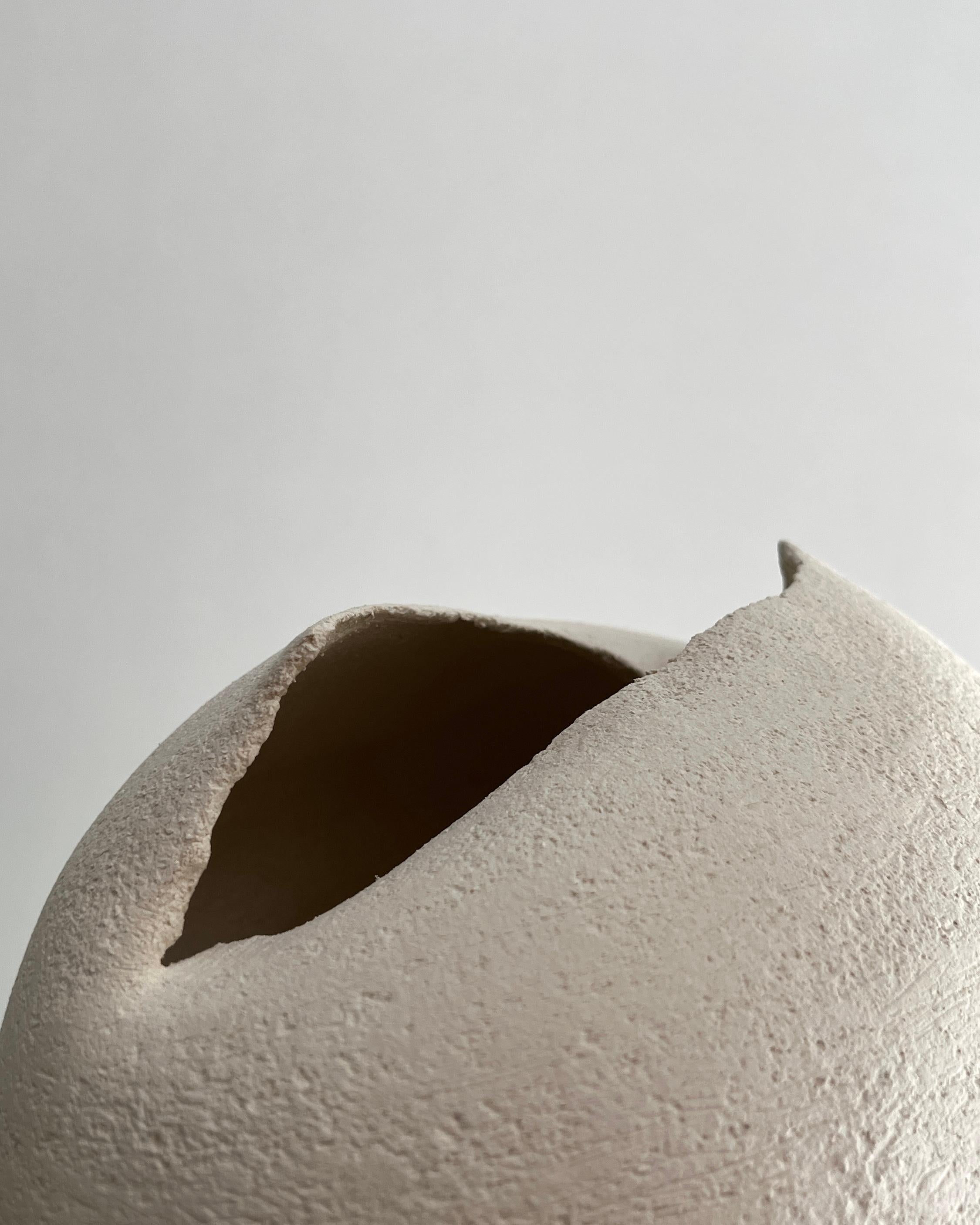Piccola scultura contemporanea in ceramica bianca, 2024 - 'Colomba' - Abstract Sculpture Grigio di Laura Pasquino