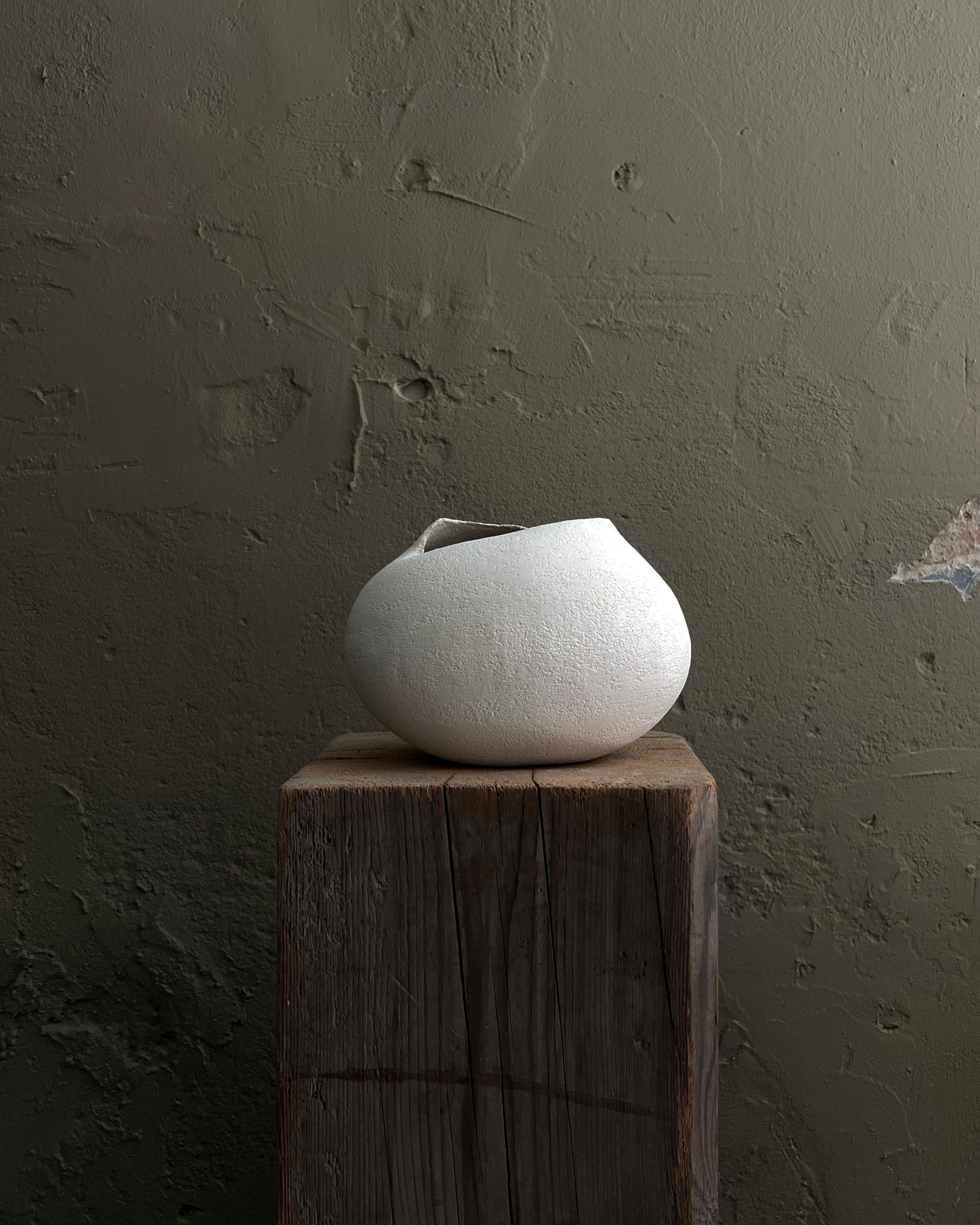 Traendo ispirazione dalle antiche tradizioni ceramiche, tra cui la ceramica coreana e l'estetica giapponese wabi-sabi, Laura Pasquino (a) Gallery esplora la bellezza dell'imperfezione e la forza espressiva delle forme organiche. 