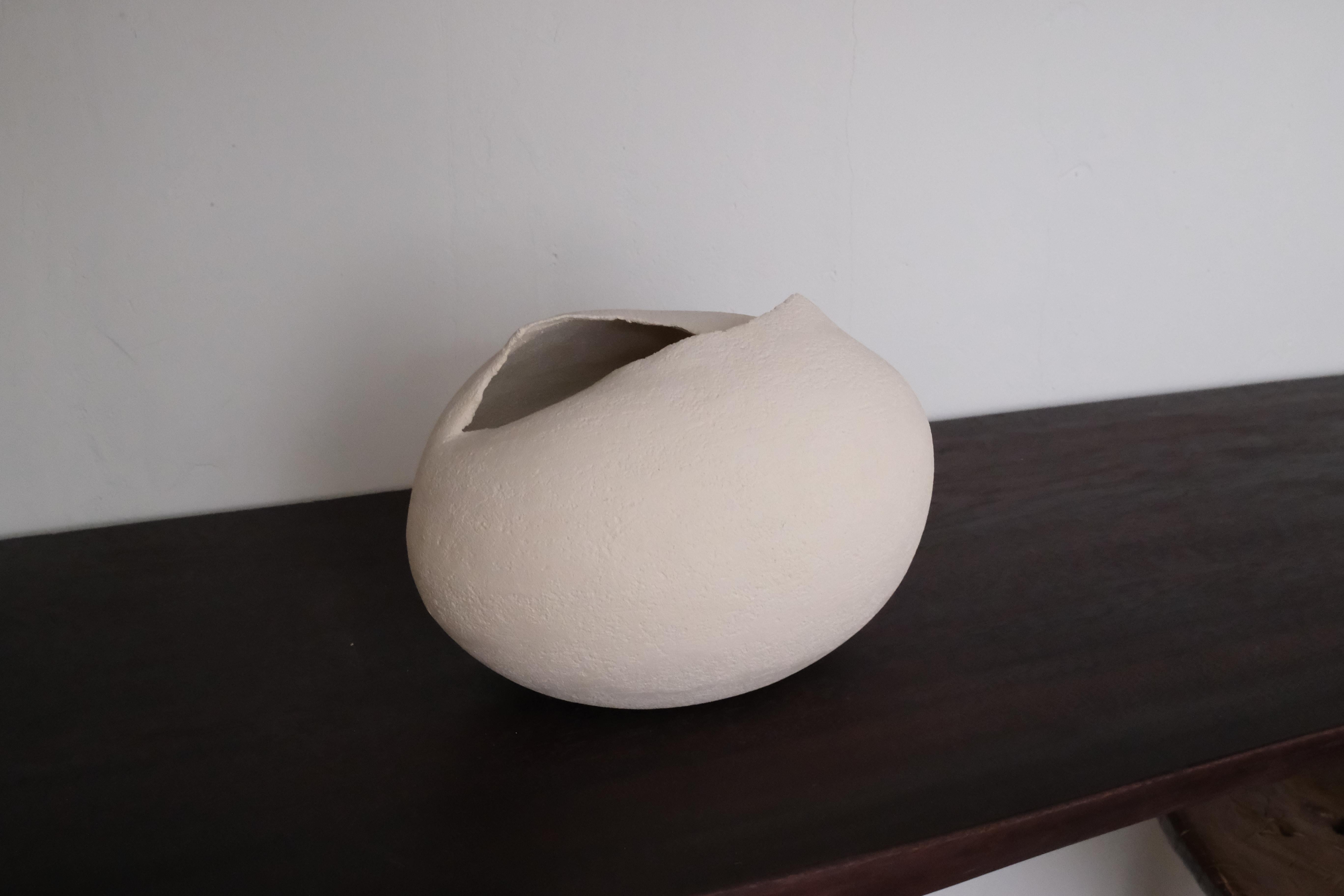 Piccola scultura contemporanea in ceramica bianca, 2024 - 'Colomba' 1