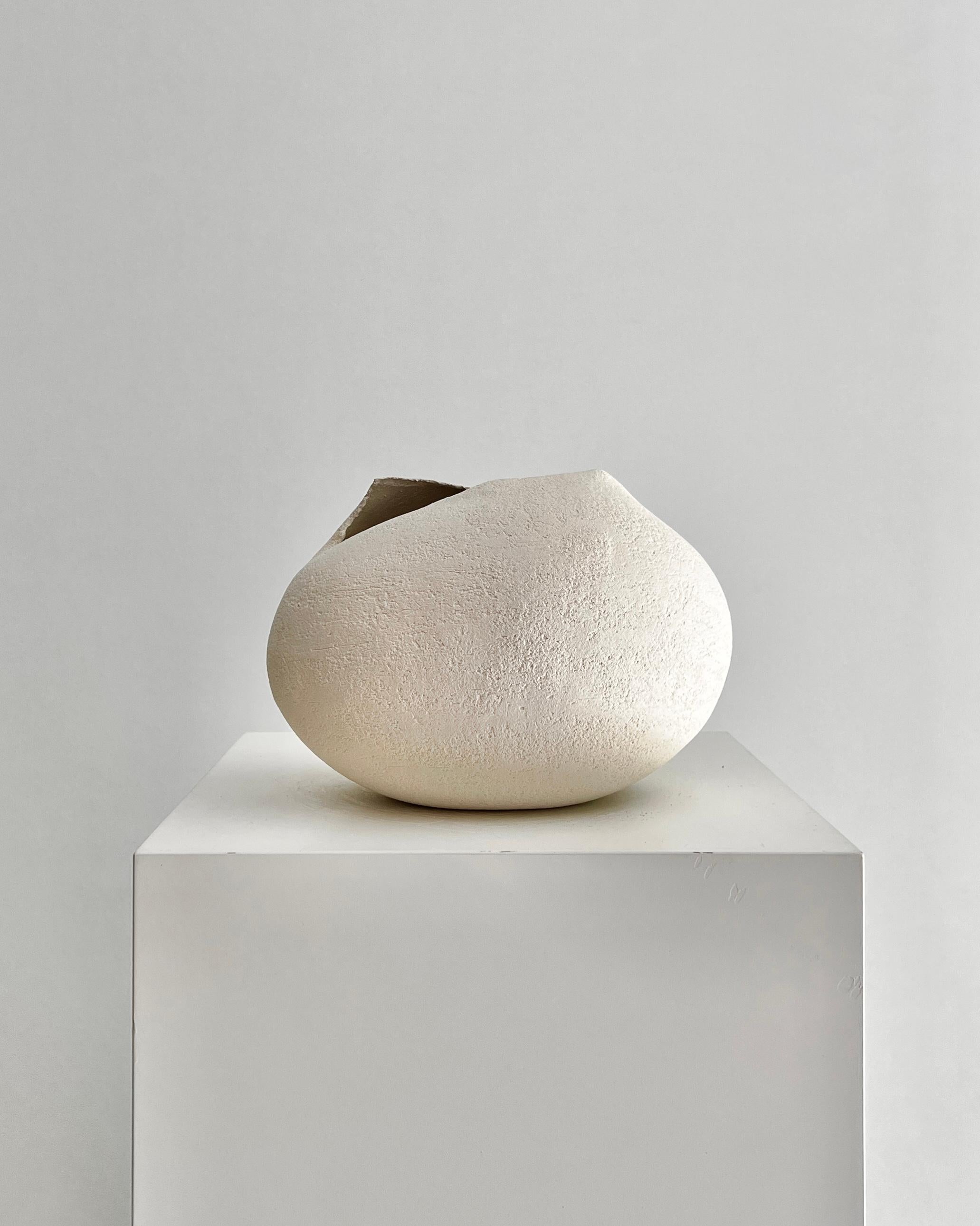 Piccola scultura contemporanea in ceramica bianca, 2024 - 'Colomba' 2