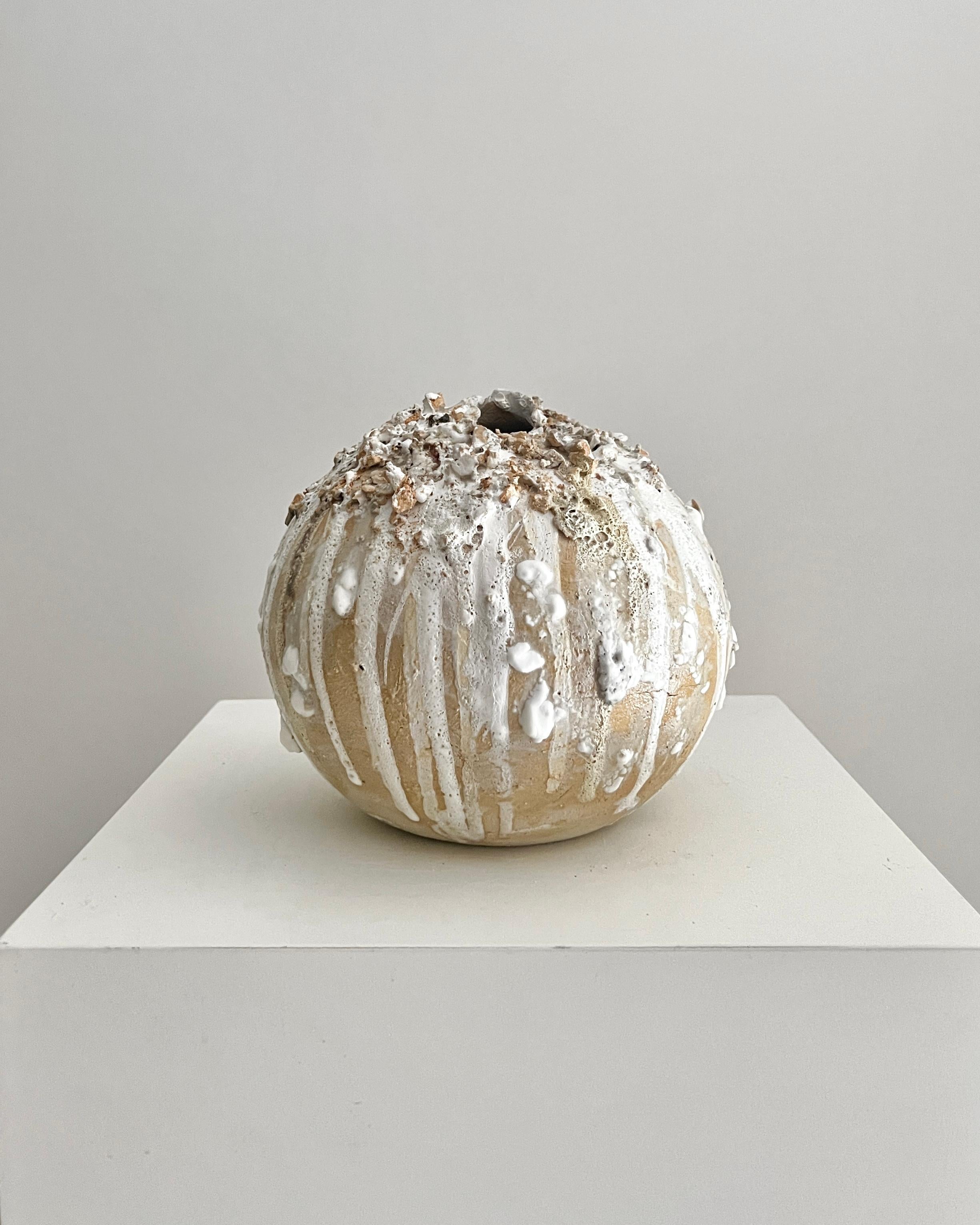 Pequeña escultura de cerámica blanca, 2024 - 'Escultura Gotas 6' en venta 13