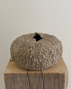 Grain 16 - Zeitgenössische Skulptur mit Textur von Laura Pasquino