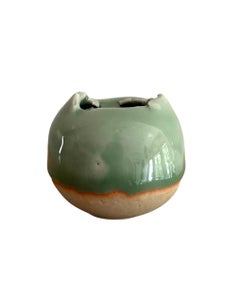 Sculpture miniature en céramique à surface lisse, Laura Pasquino - "Celadon 3".