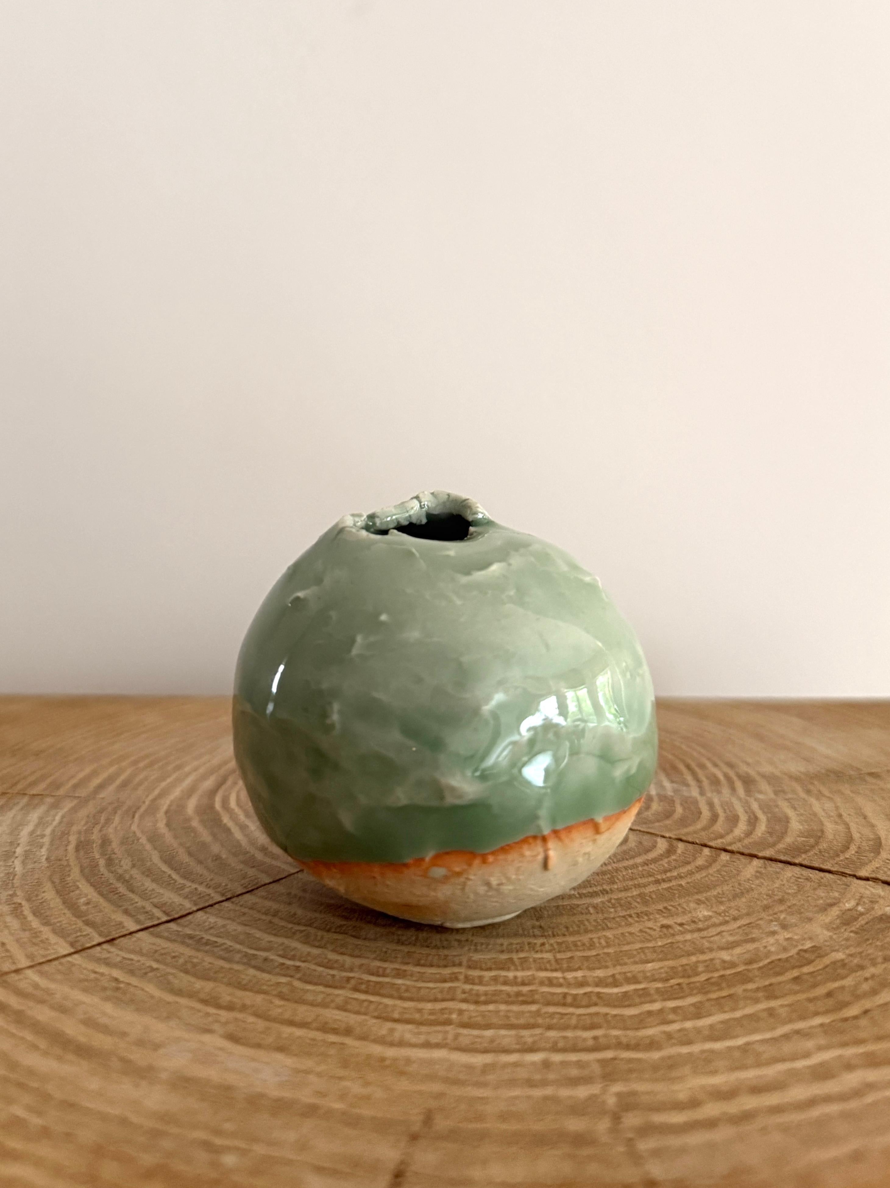 Scultura in ceramica in miniatura con superficie liscia, Laura Pasquino - 'Celadon 5'