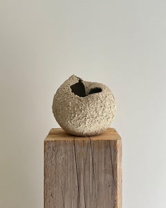Scultura rotonda in ceramica beige con texture ruvida, 2024 'Grain 27'