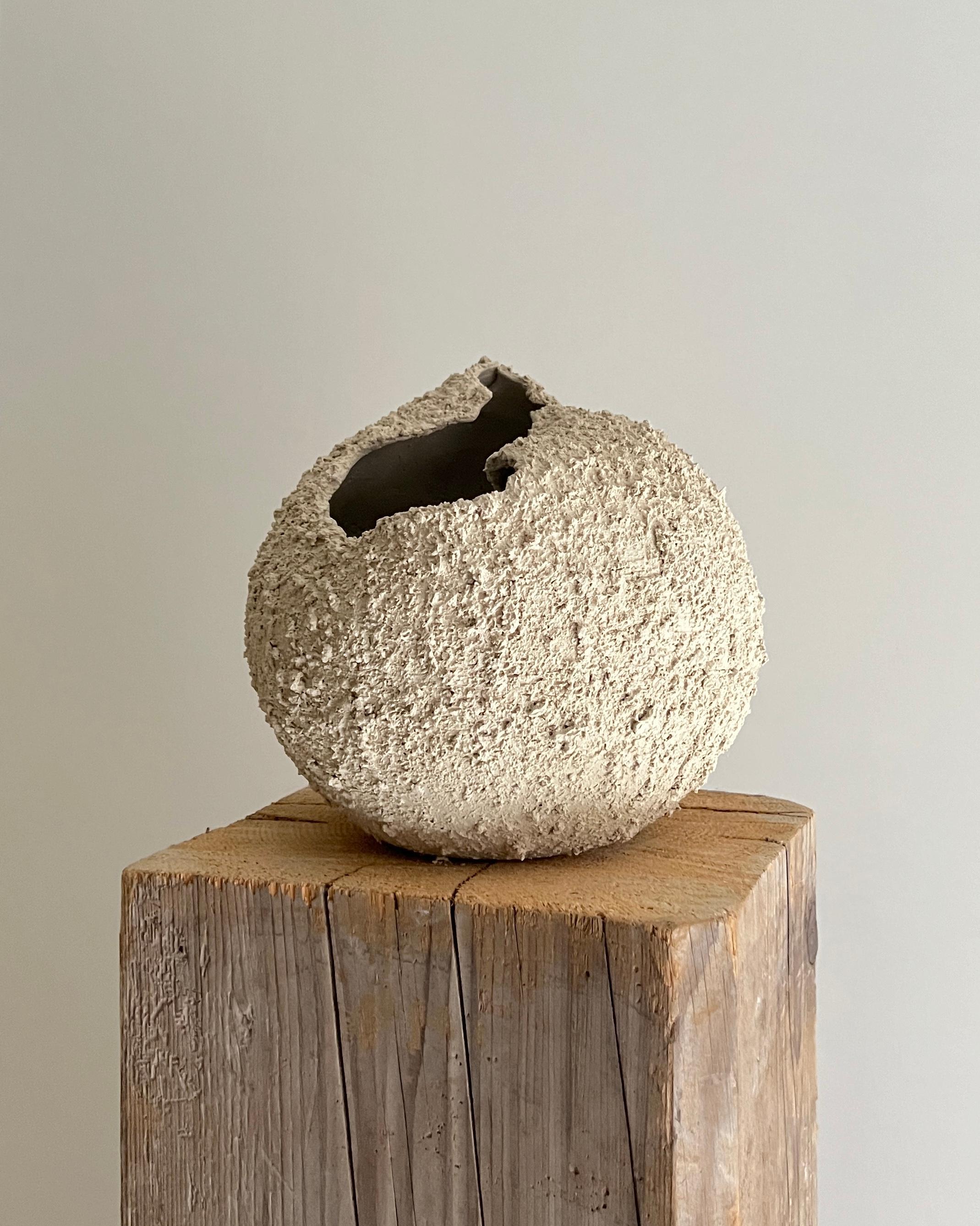 Escultura redonda de cerámica beige con textura rugosa, 2024 'Grano 27' - Sculpture Contemporáneo de Laura Pasquino