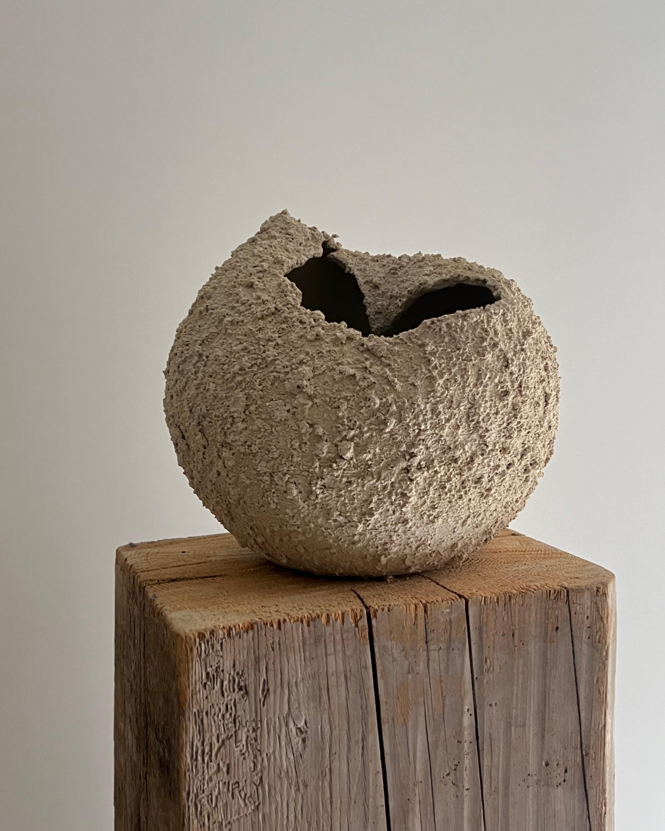 Escultura redonda de cerámica beige con textura rugosa, 2024 'Grano 27' - Abstract Sculpture Beige de Laura Pasquino