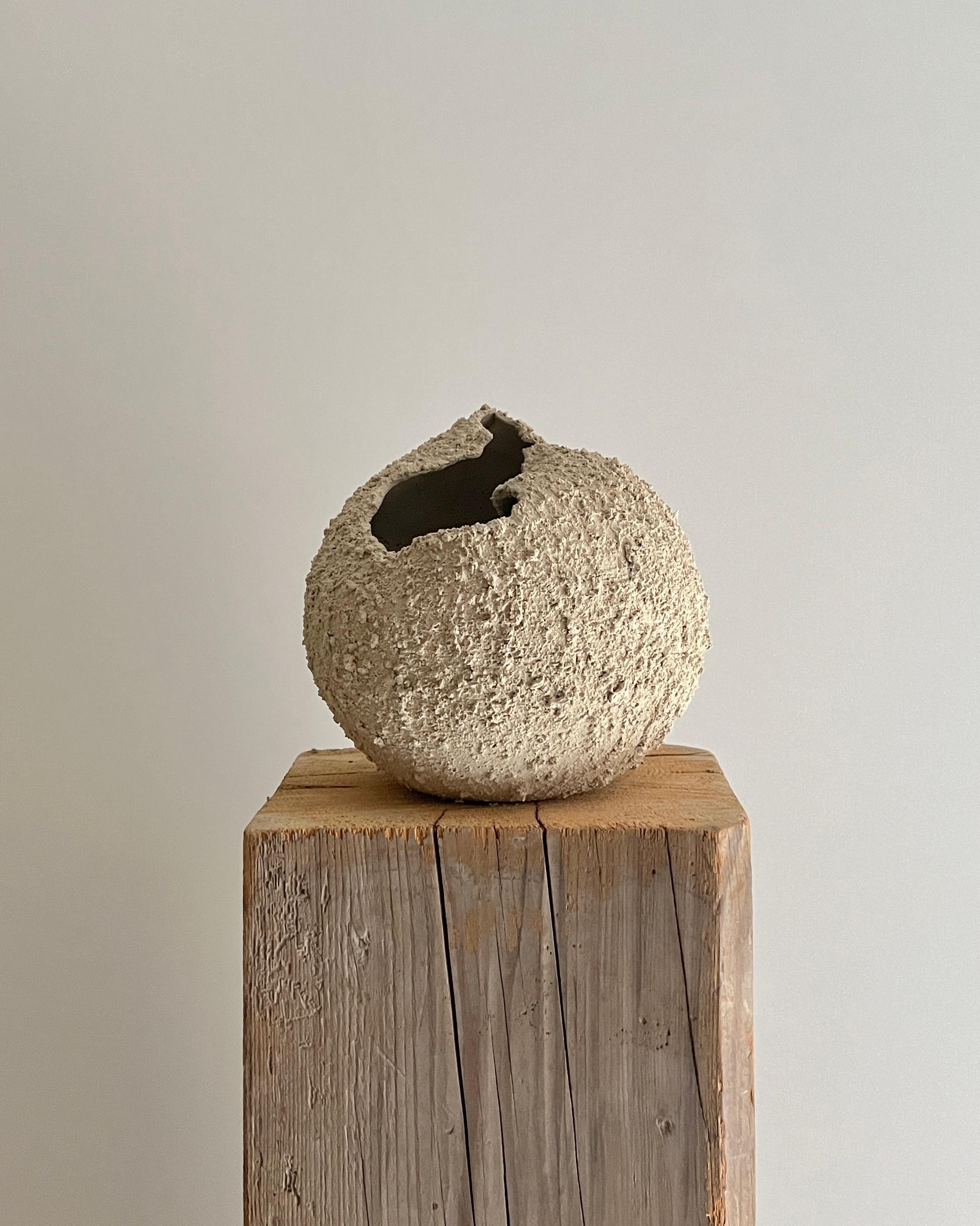 Escultura redonda de cerámica beige con textura rugosa, 2024 'Grano 27' en venta 2