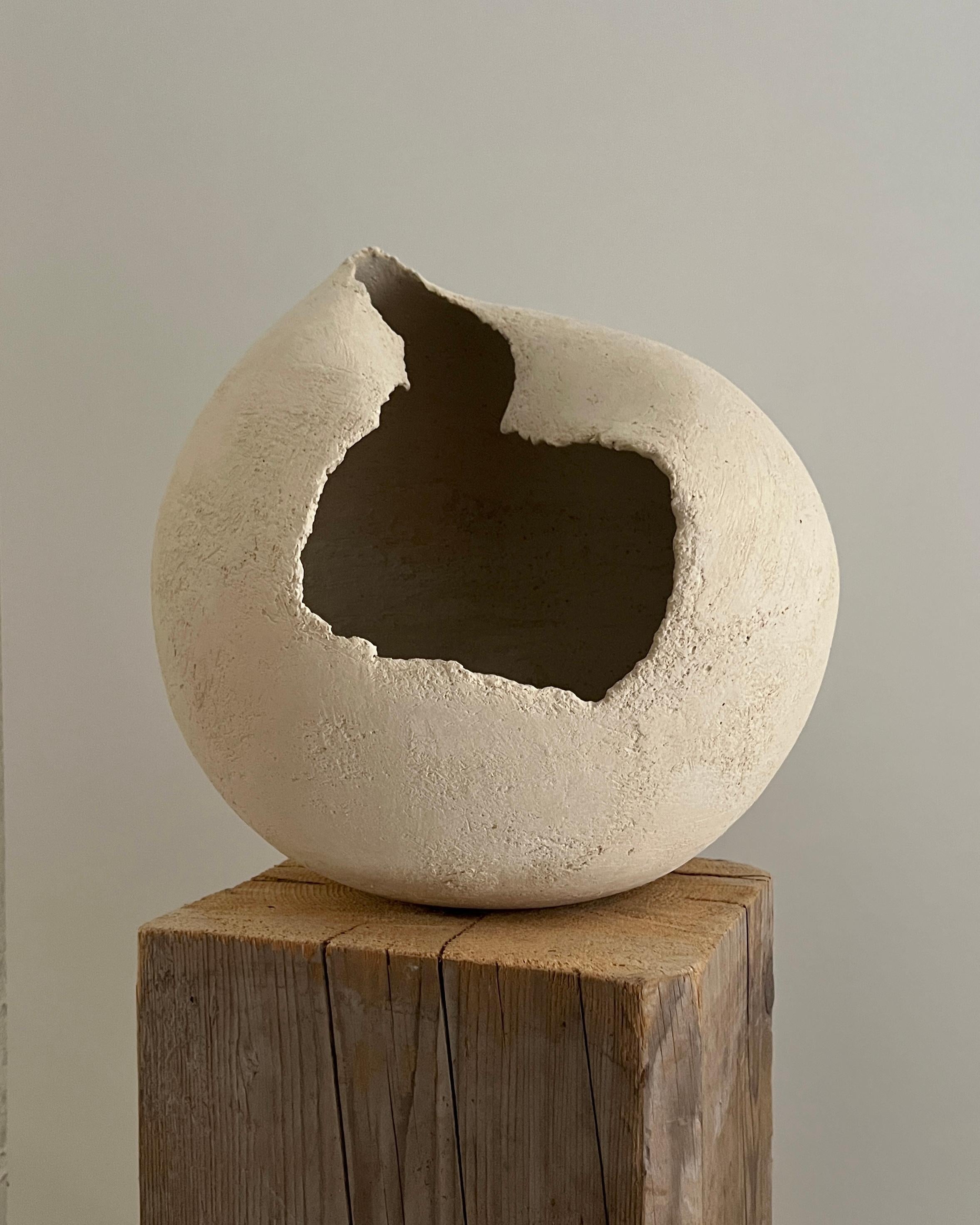 Céramique blanche contemporaine ronde, 2024 - 'Essence 2' - Sculpture de Laura Pasquino