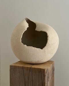 Ceramica contemporanea rotonda di colore bianco, 2024 - "Essence 2