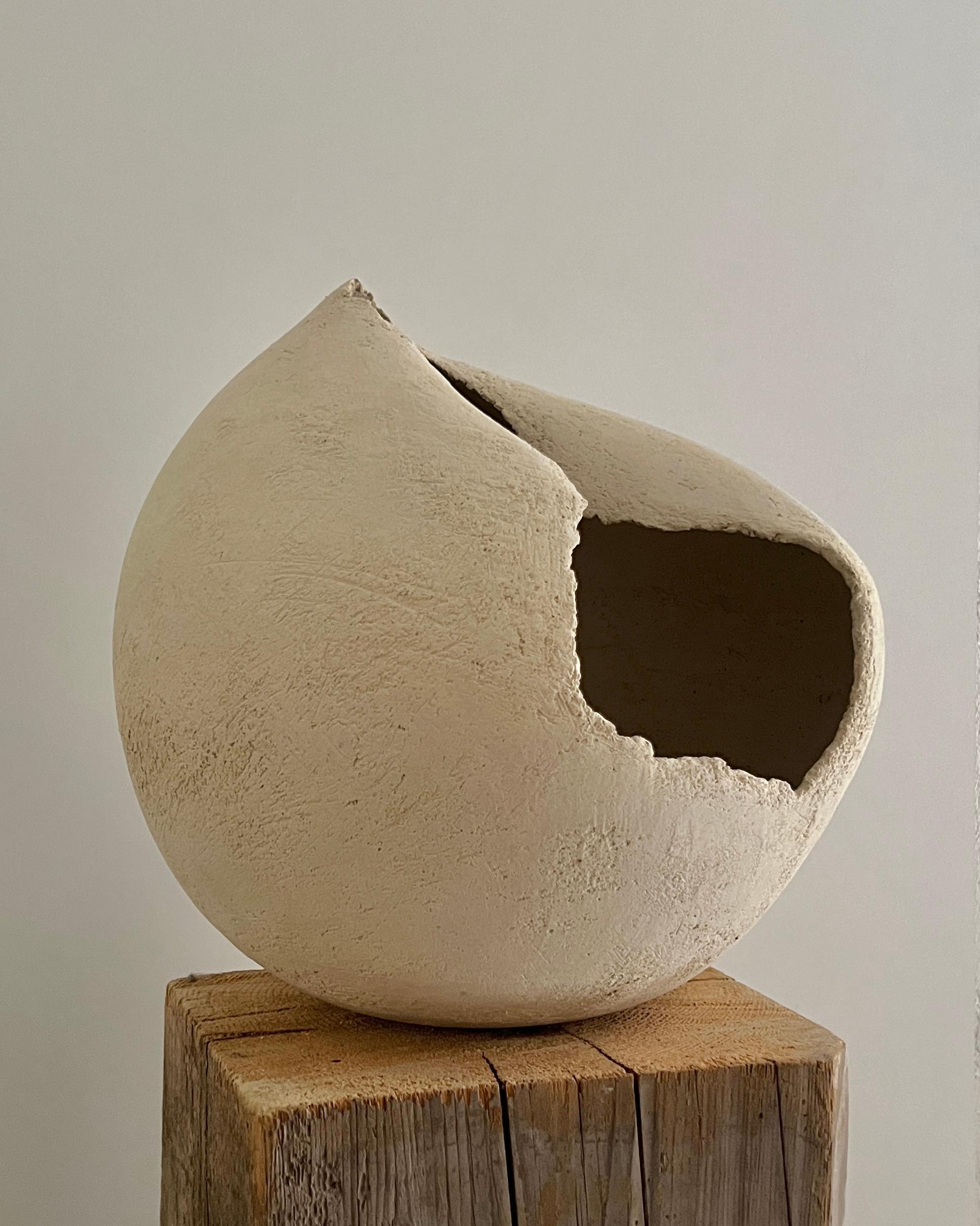 Céramique blanche contemporaine ronde, 2024 - 'Essence 2' - Contemporain Sculpture par Laura Pasquino