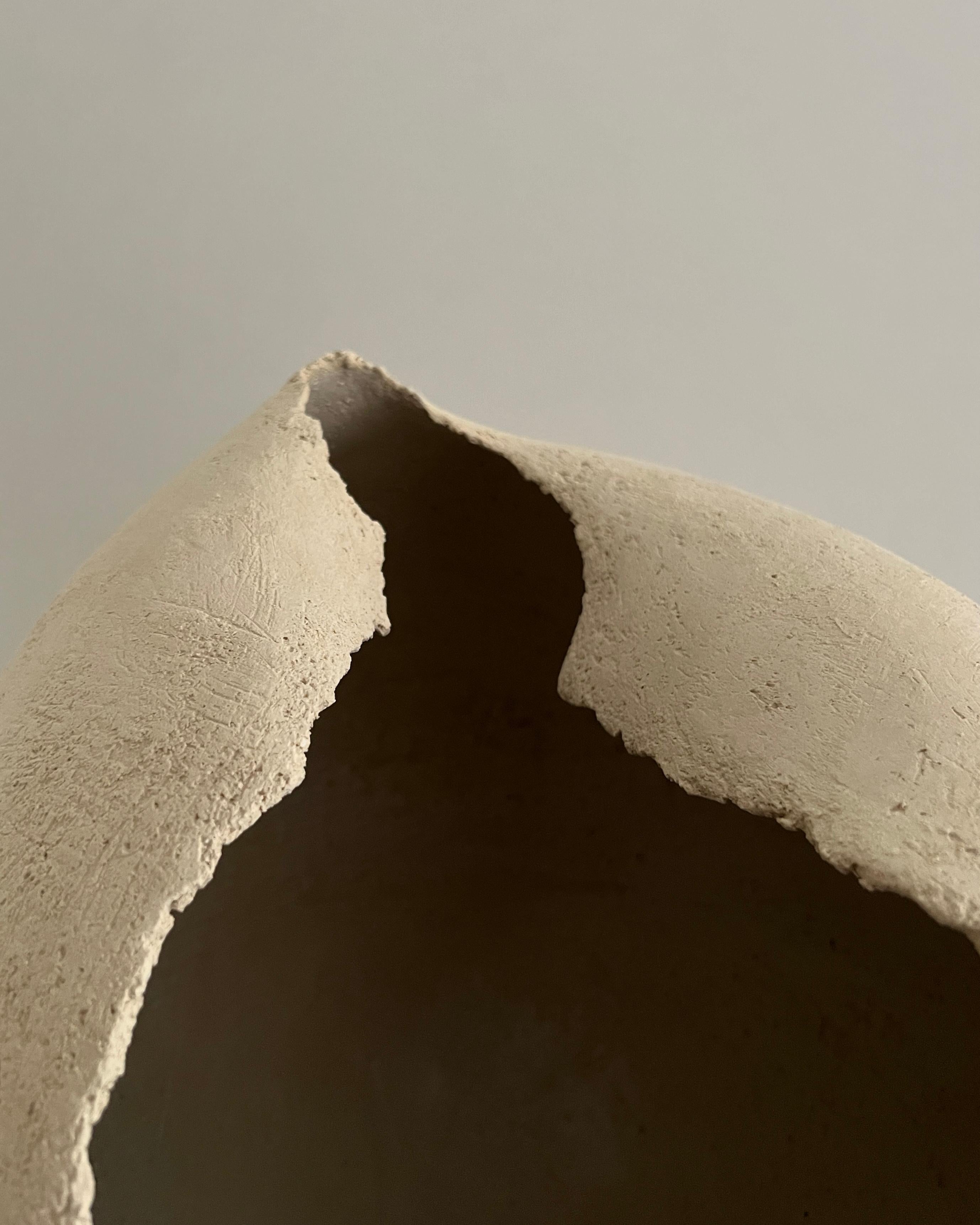 Céramique blanche contemporaine ronde, 2024 - 'Essence 2' - Gris Abstract Sculpture par Laura Pasquino