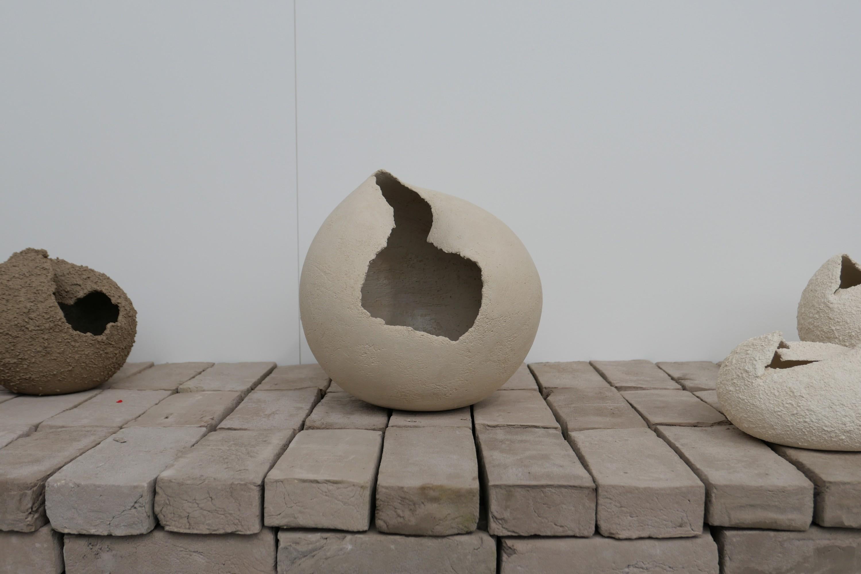 S'inspirant d'anciennes traditions céramiques, notamment la poterie coréenne et l'esthétique japonaise wabi-sabi, Laura Pasquino (a Gallery) explore la beauté de l'imperfection et le pouvoir expressif des formes organiques. 