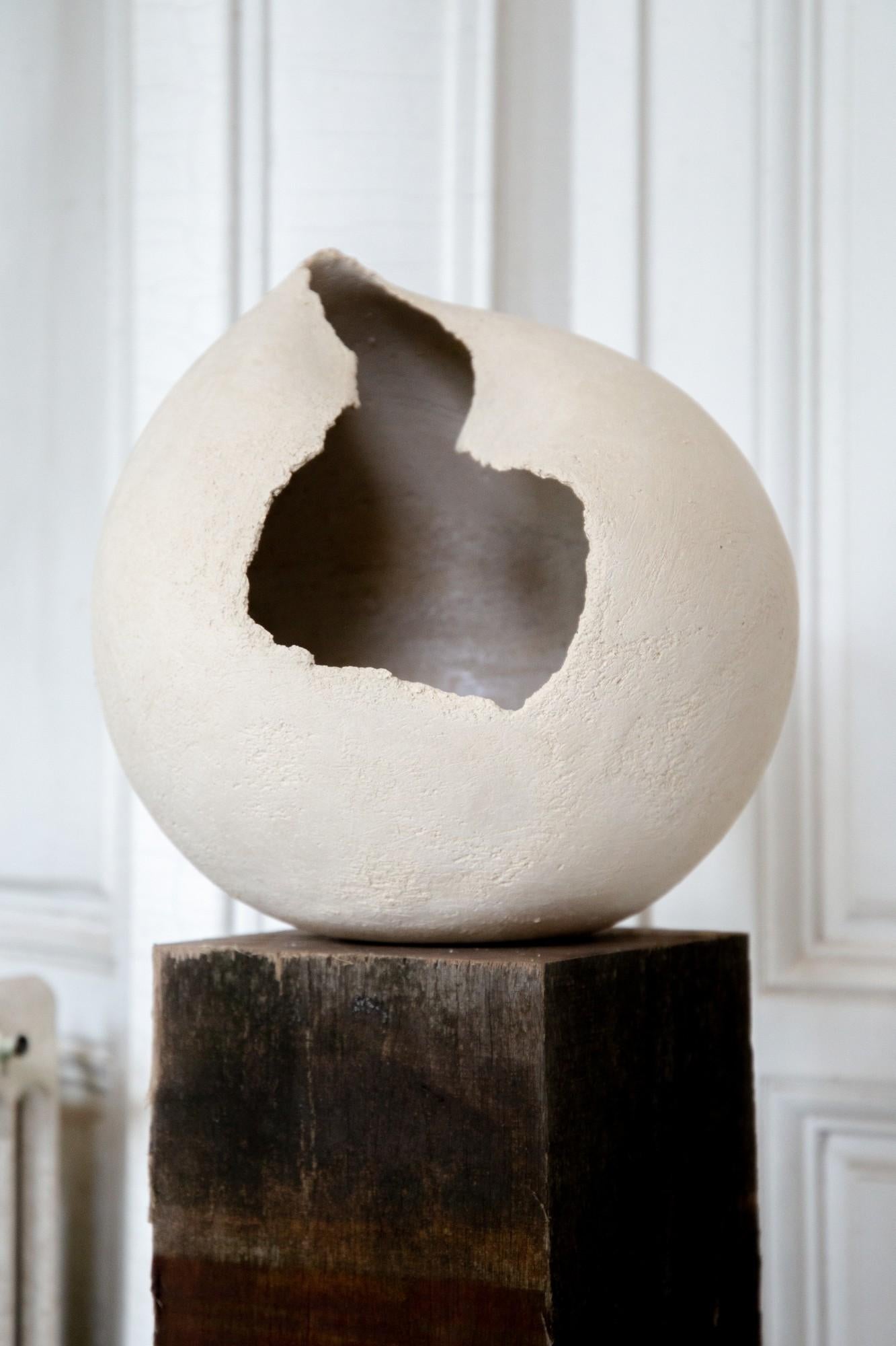 Céramique blanche contemporaine ronde, 2024 - 'Essence 2' en vente 1
