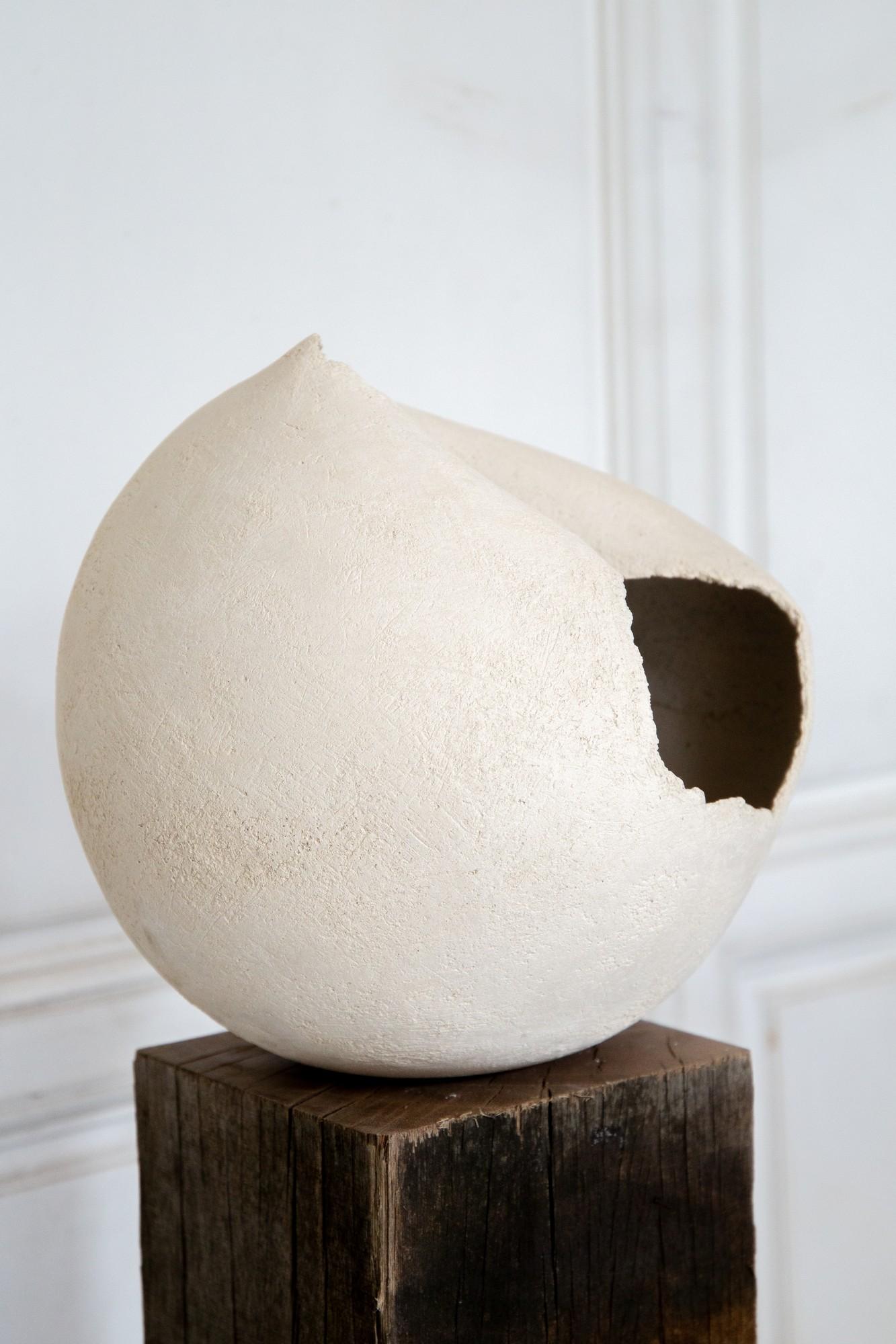 Céramique blanche contemporaine ronde, 2024 - 'Essence 2' en vente 2