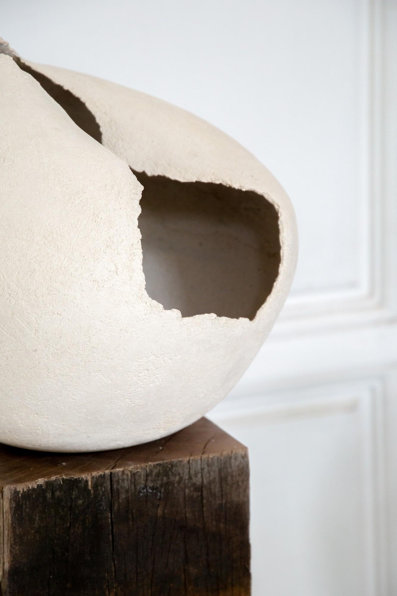 Céramique blanche contemporaine ronde, 2024 - 'Essence 2' en vente 3