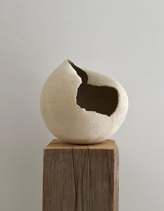 Céramique blanche contemporaine ronde, 2024 - 'Essence 2'