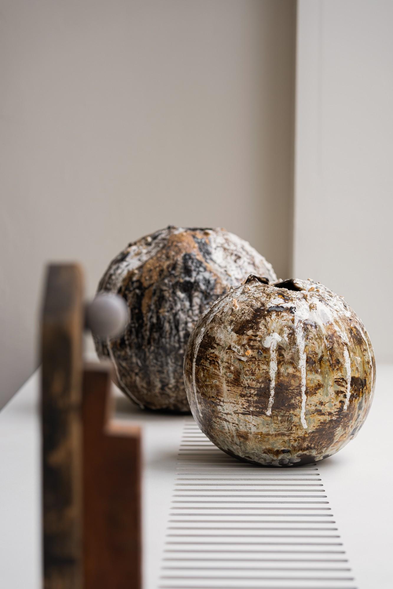 Inspirándose en antiguas tradiciones cerámicas, como la alfarería coreana y la estética japonesa wabi-sabi, Laura Pasquino (Galería Grège) explora la belleza de la imperfección y el poder expresivo de las formas orgánicas. 