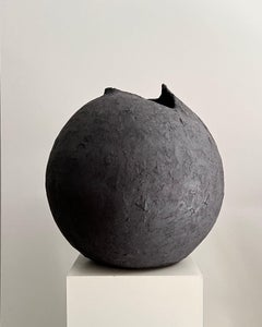 Pezzo scultoreo in ceramica nera con superficie ruvida, 2024 - 'Senza titolo 84'