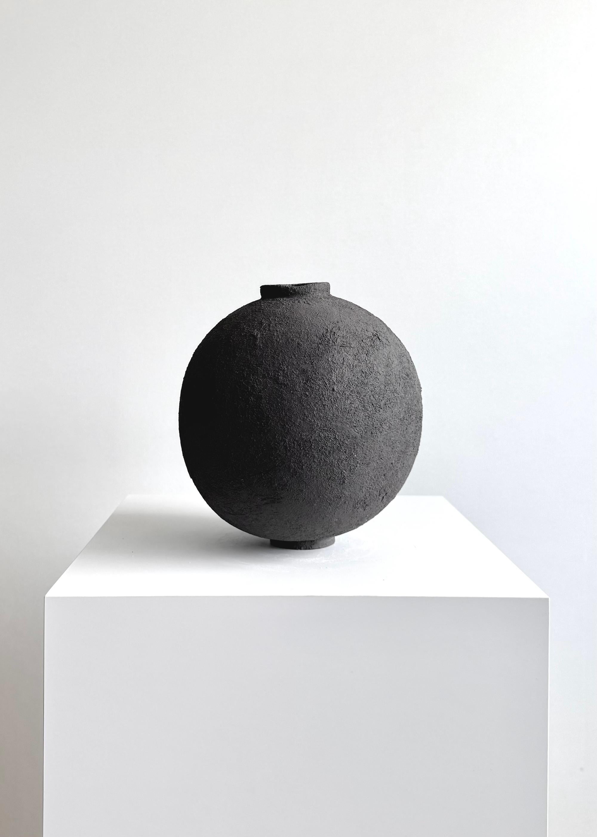Piccola scultura in ceramica con texture, Laura Pasquino - 'Vaso nero 01' in vendita 3