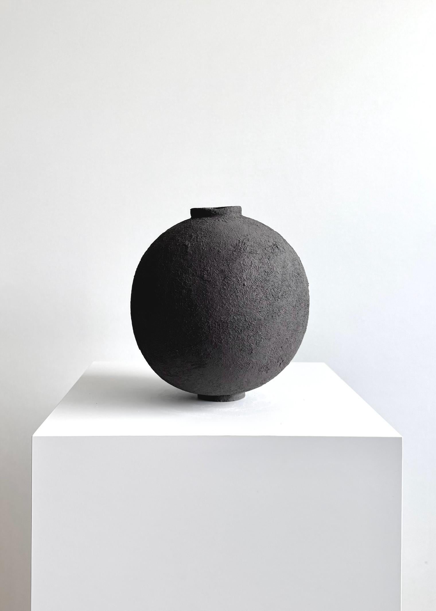 Piccola scultura in ceramica con texture, Laura Pasquino - 'Vaso nero 01' in vendita 4