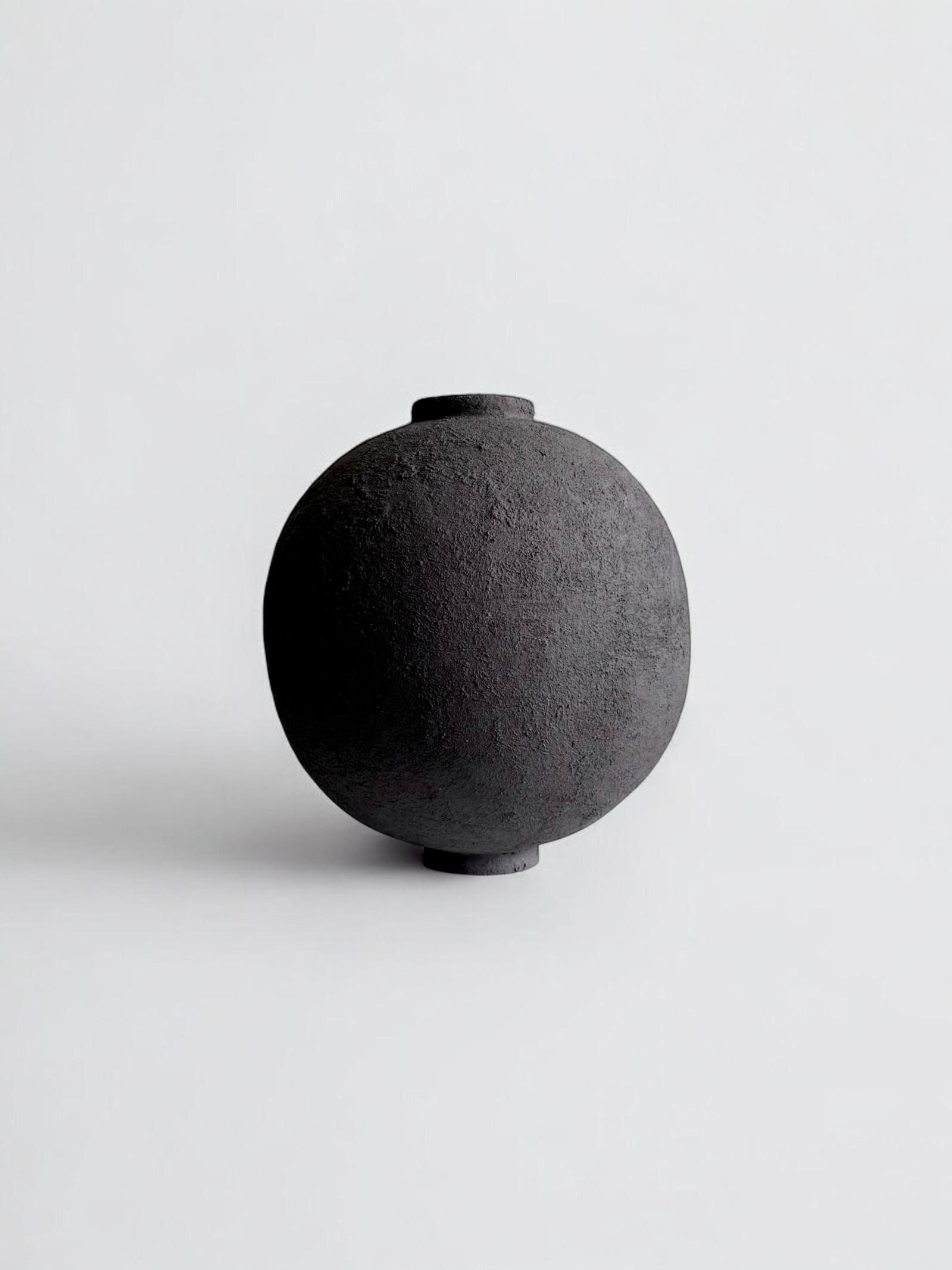 Small Ceramic Sculpture with Texture, Laura Pasquino - 'Black vase 01'