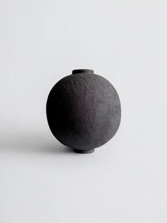 Small Ceramic Sculpture with Texture, Laura Pasquino - 'Black vase 01'