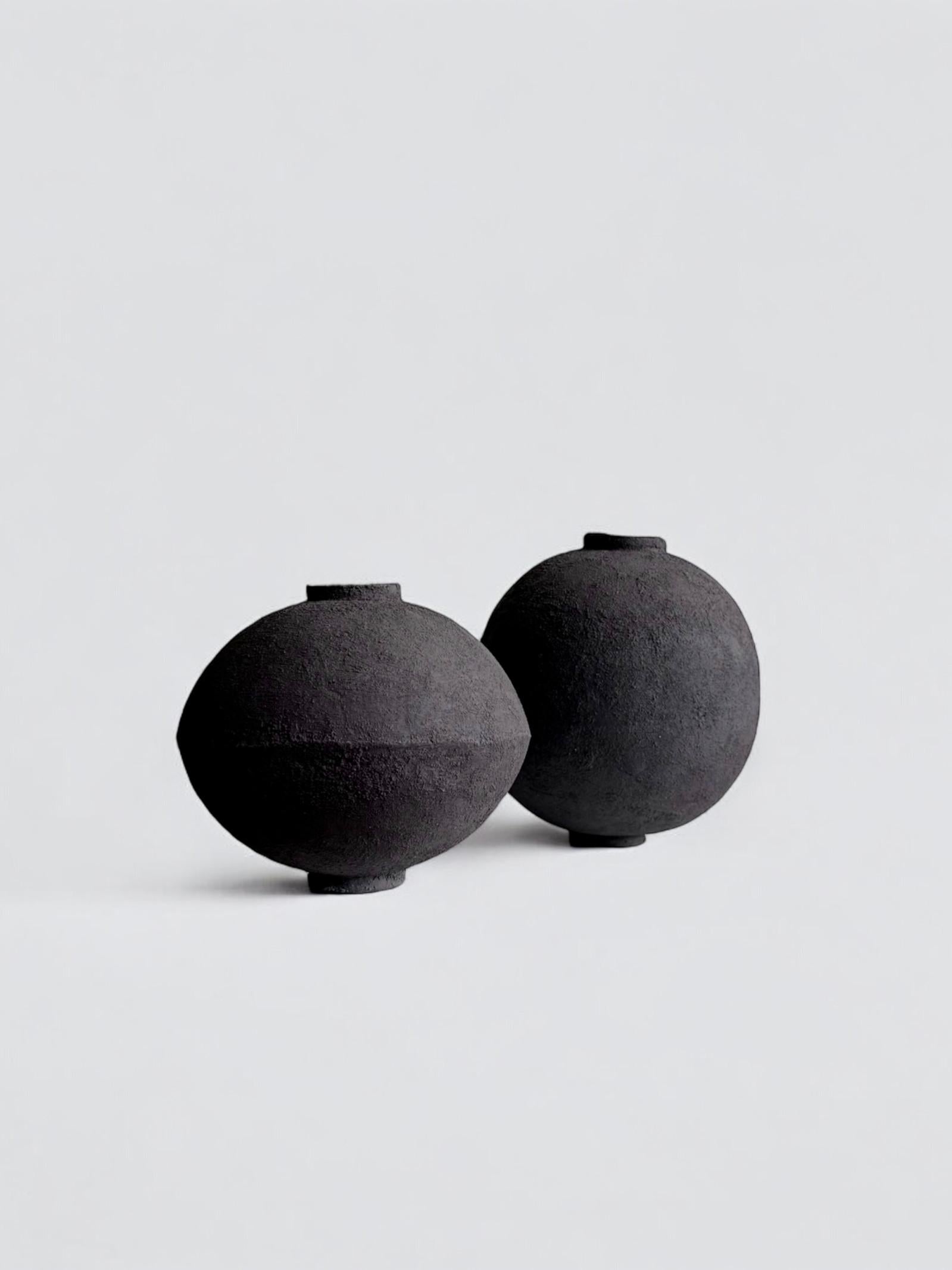 Piccola scultura in ceramica con texture, Laura Pasquino - 'Vaso nero 01' in vendita 6