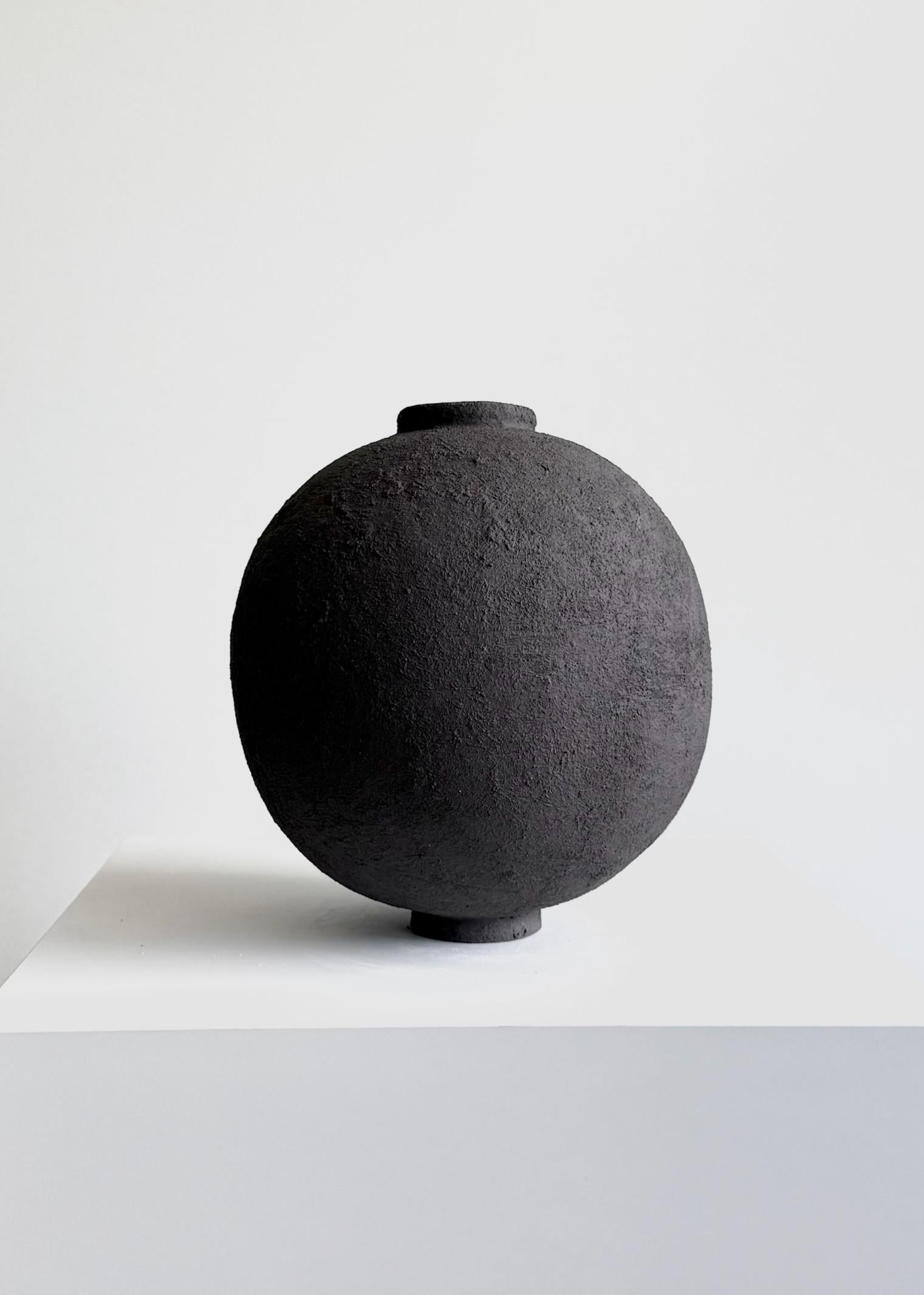 Piccola scultura in ceramica con texture, Laura Pasquino - 'Vaso nero 01' in vendita 7