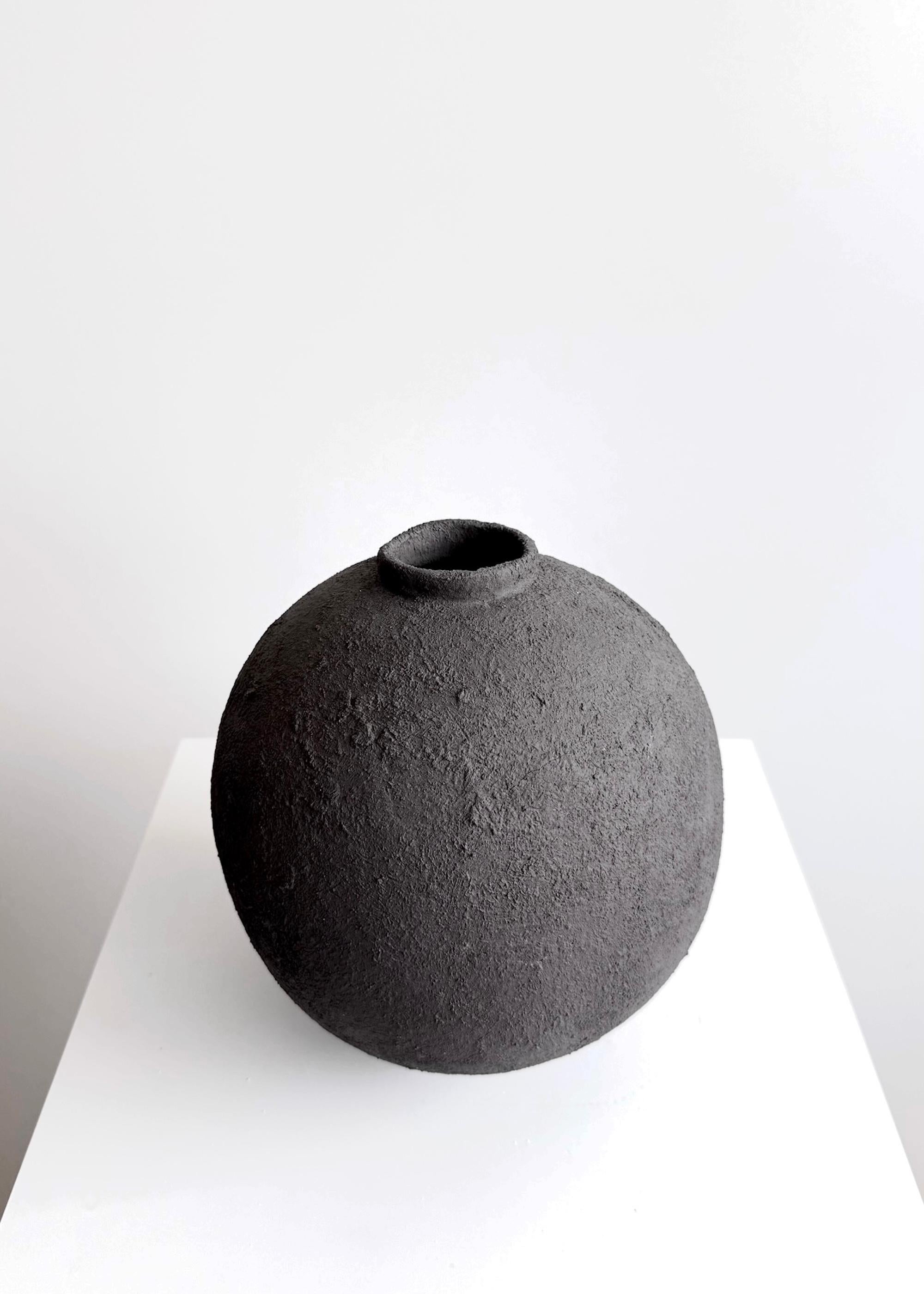 Piccola scultura in ceramica con texture, Laura Pasquino - 'Vaso nero 01' in vendita 1